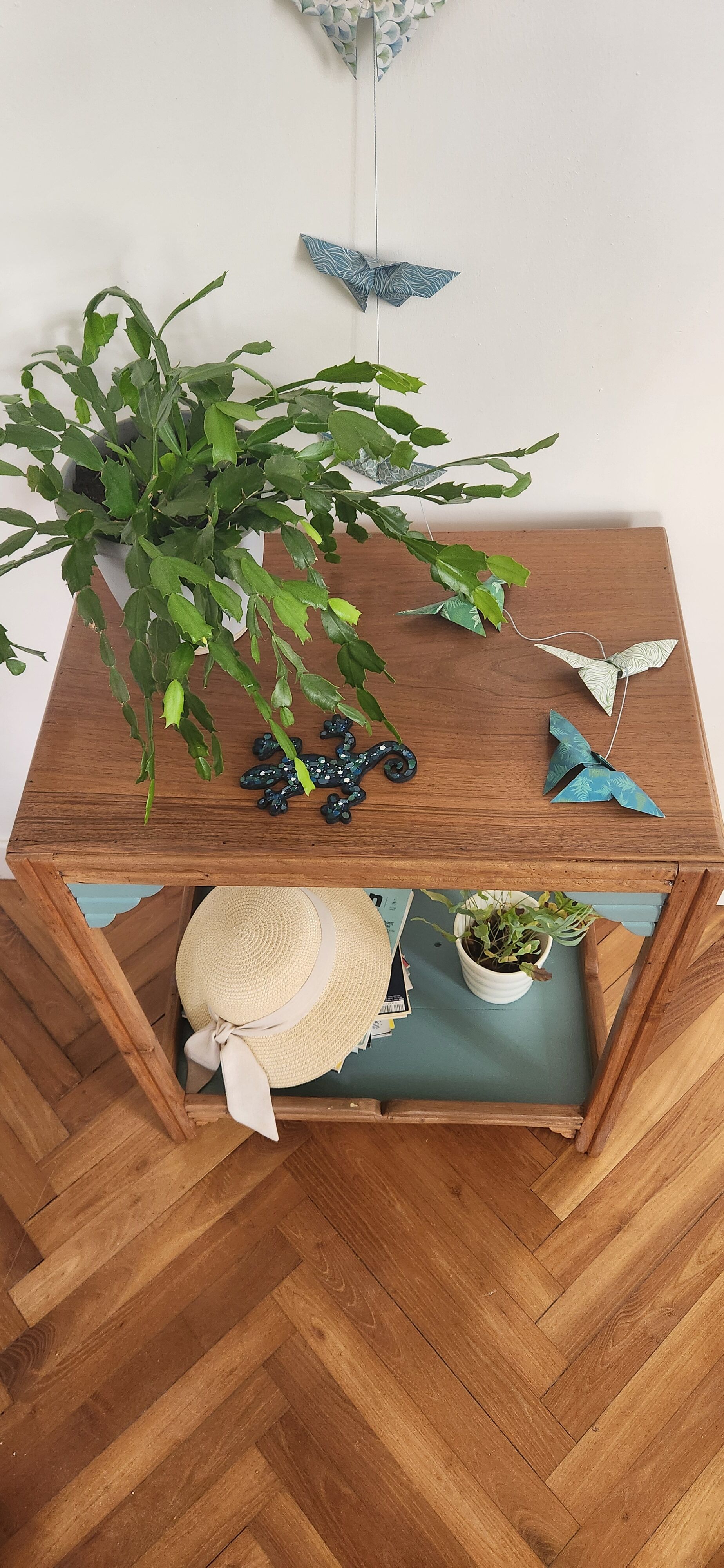 Art Deco side table with 2 sculpted tops