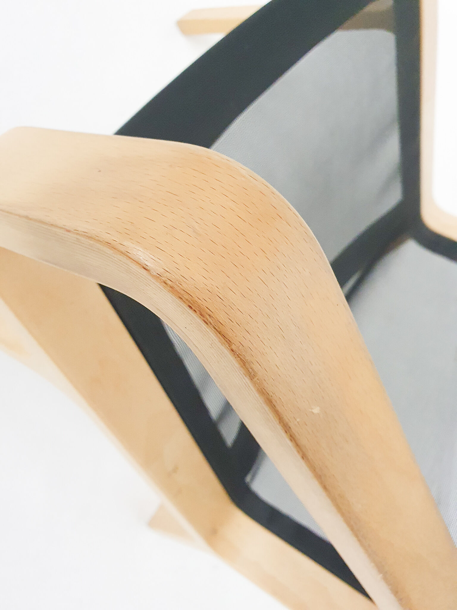 Lamintated beech and gauze design lounge chair