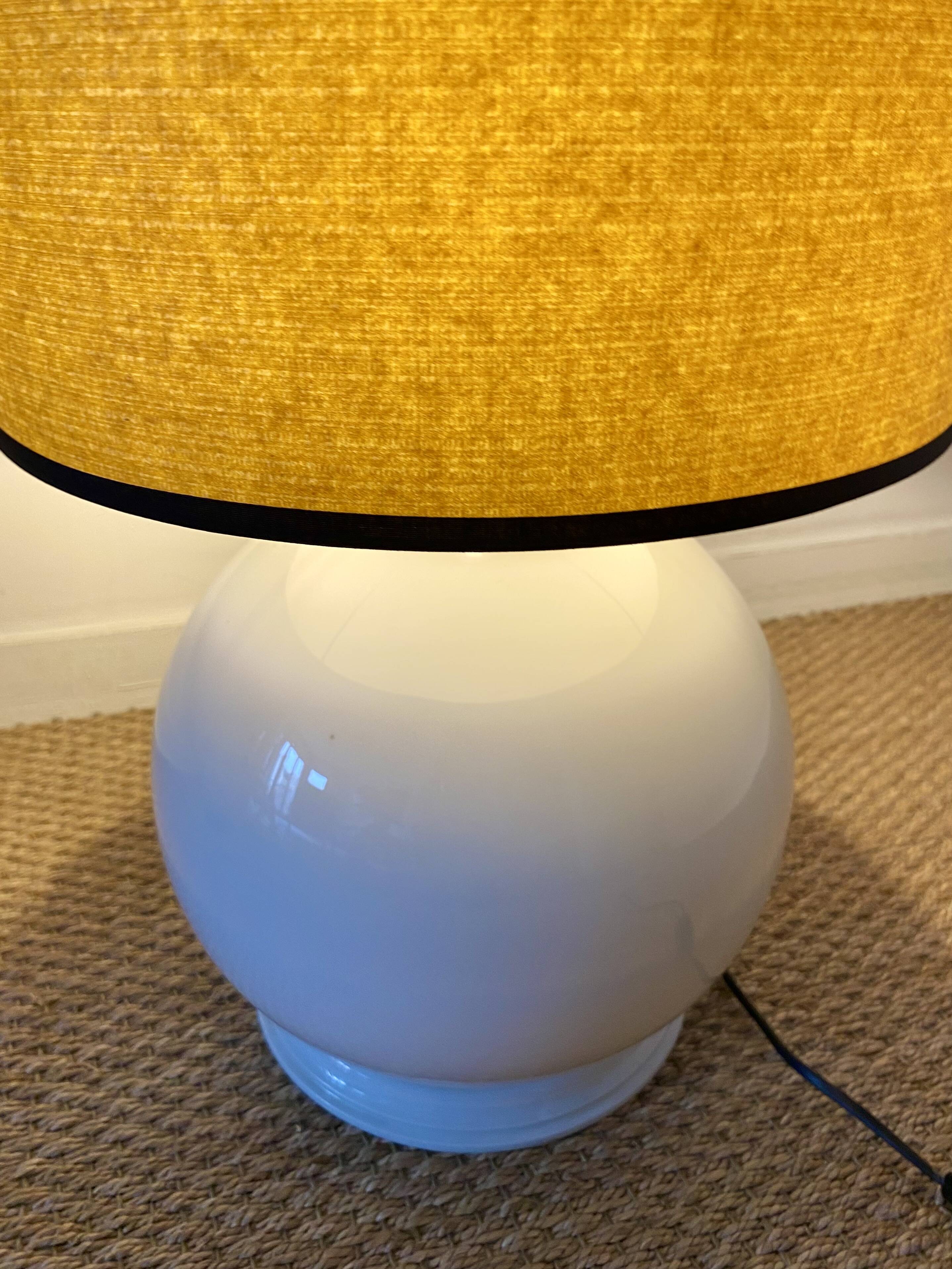 Lampe en porcelaine blanche 1970 et abat- jour contemporain