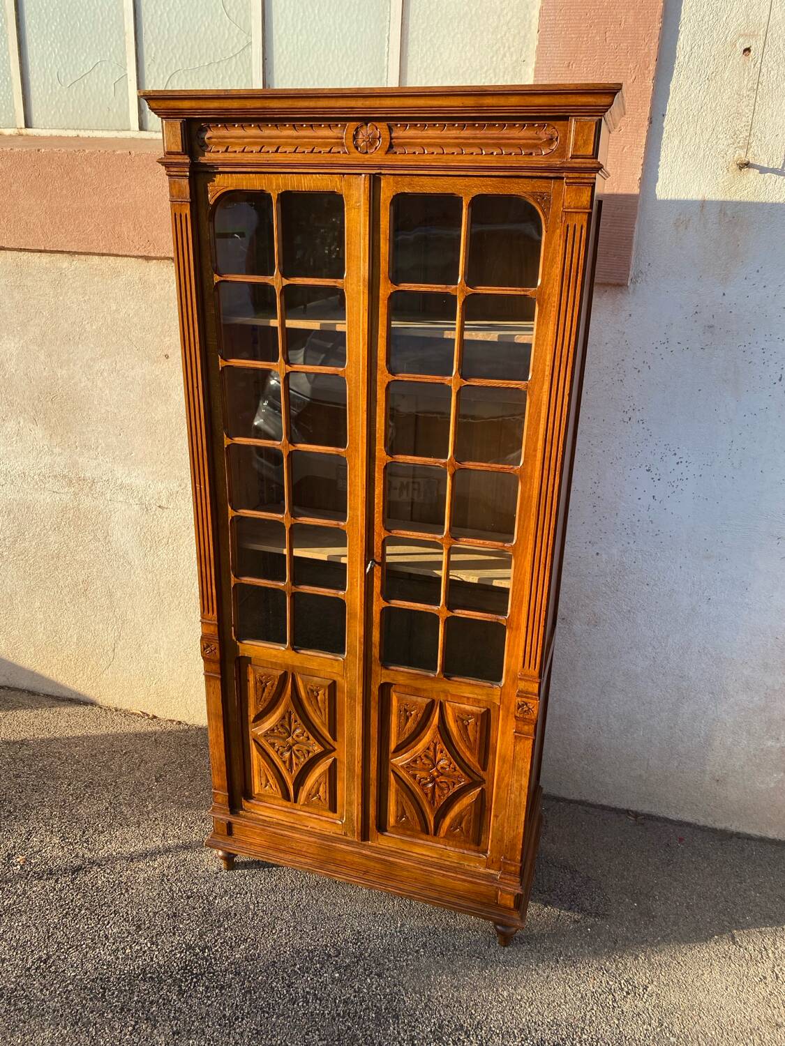 Display case: 2-door bookcase