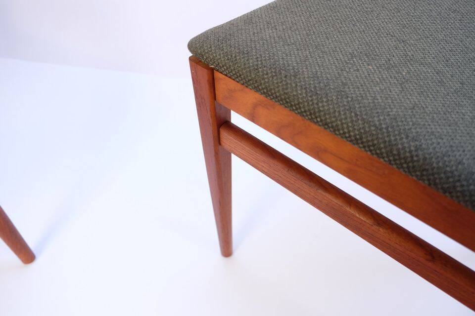 1960s-70s style chairs (4 pieces) in teak, retro vintage style.