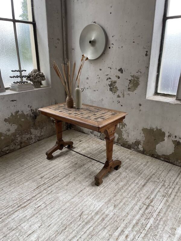 Table bistrot en noyer et carrelage 1890