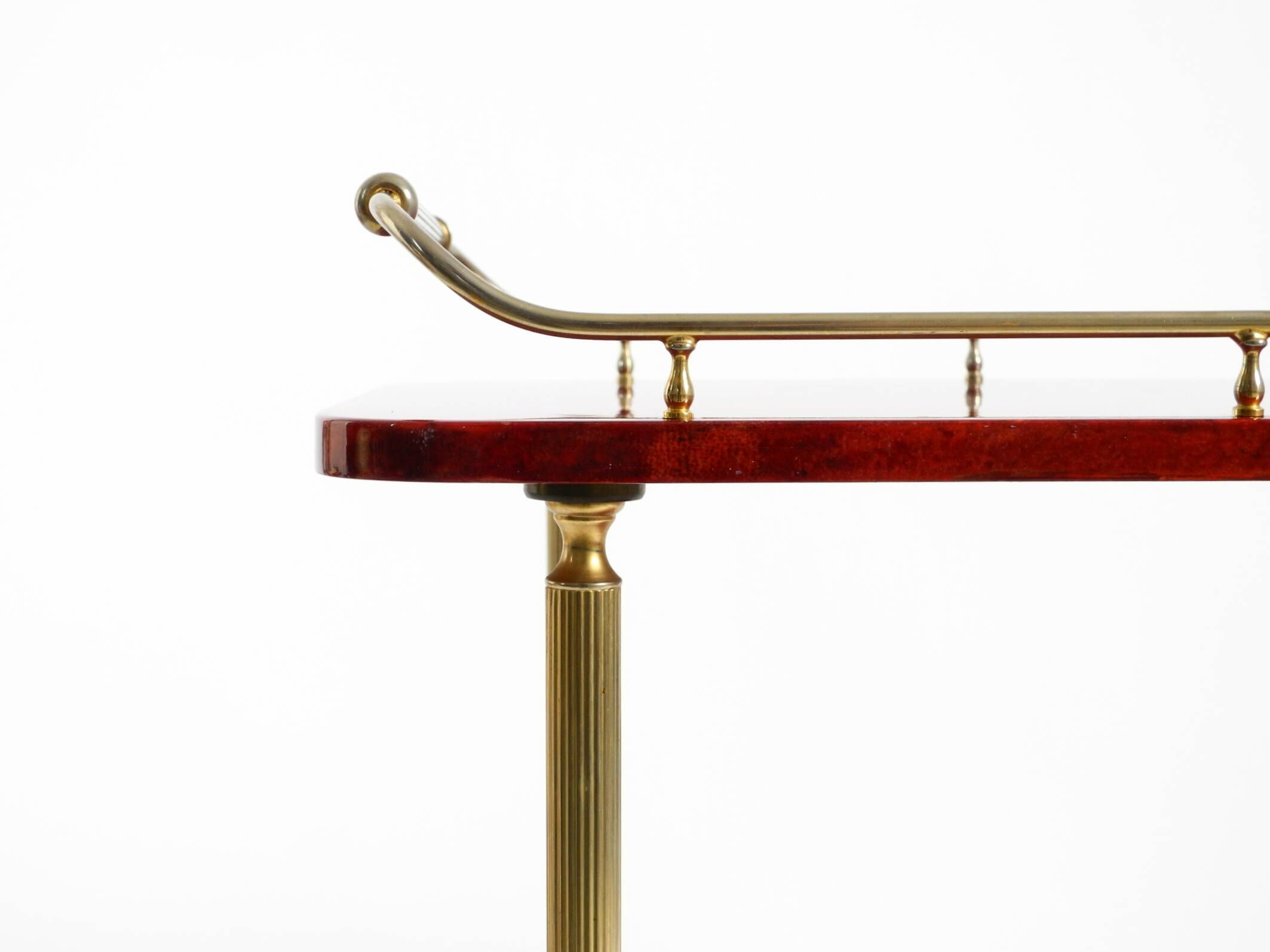 Superbe grand chariot de service en peau de chèvre rouge Aldo Tura des années 1960 | Fabriqué en Italie