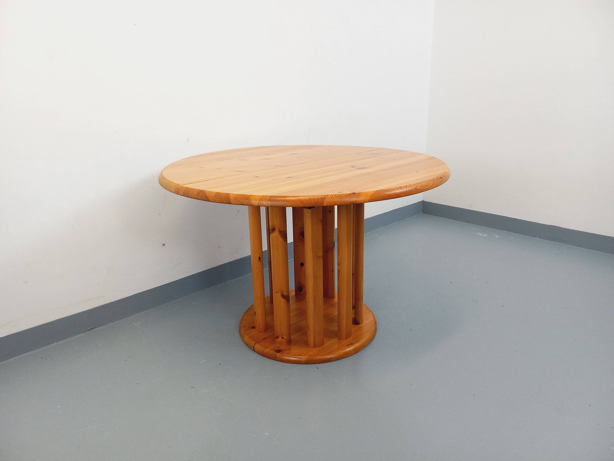 Table à manger ronde scandinave vintage style Rainer Daumiller en pin