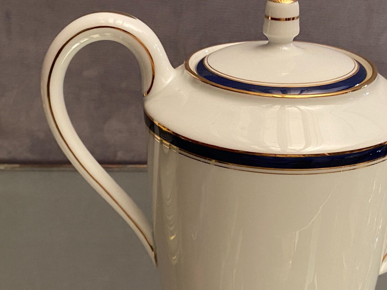 Teapot with blue and gold nets in Limoges porcelain signed Haviland