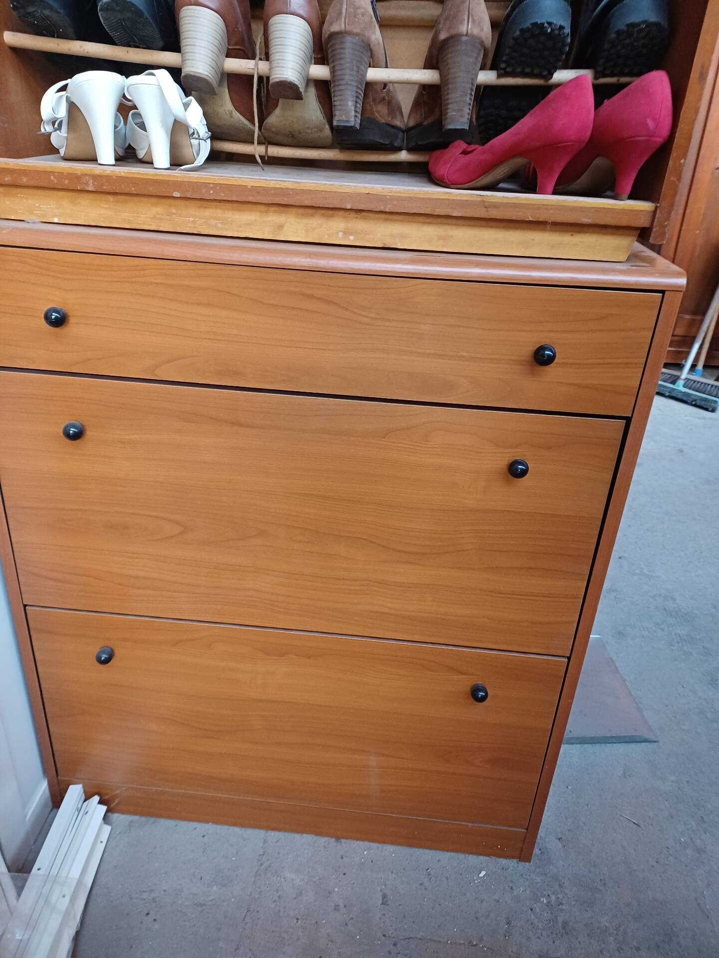 Shoe cabinet