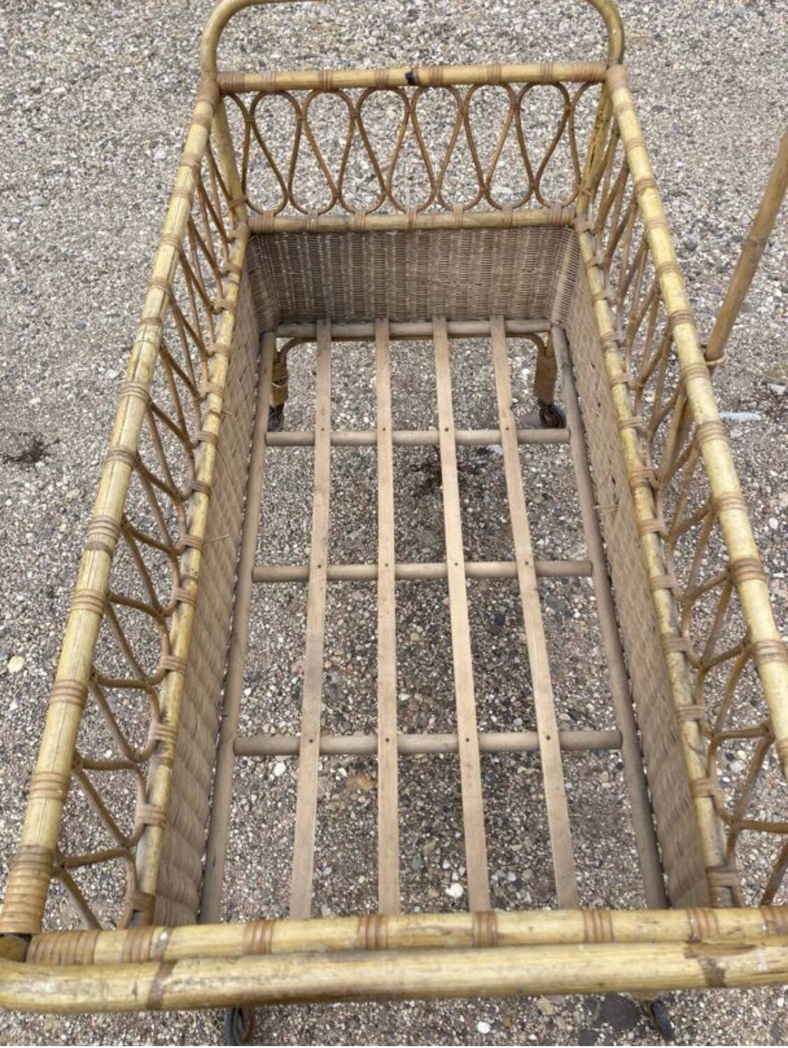 Wicker baby bed