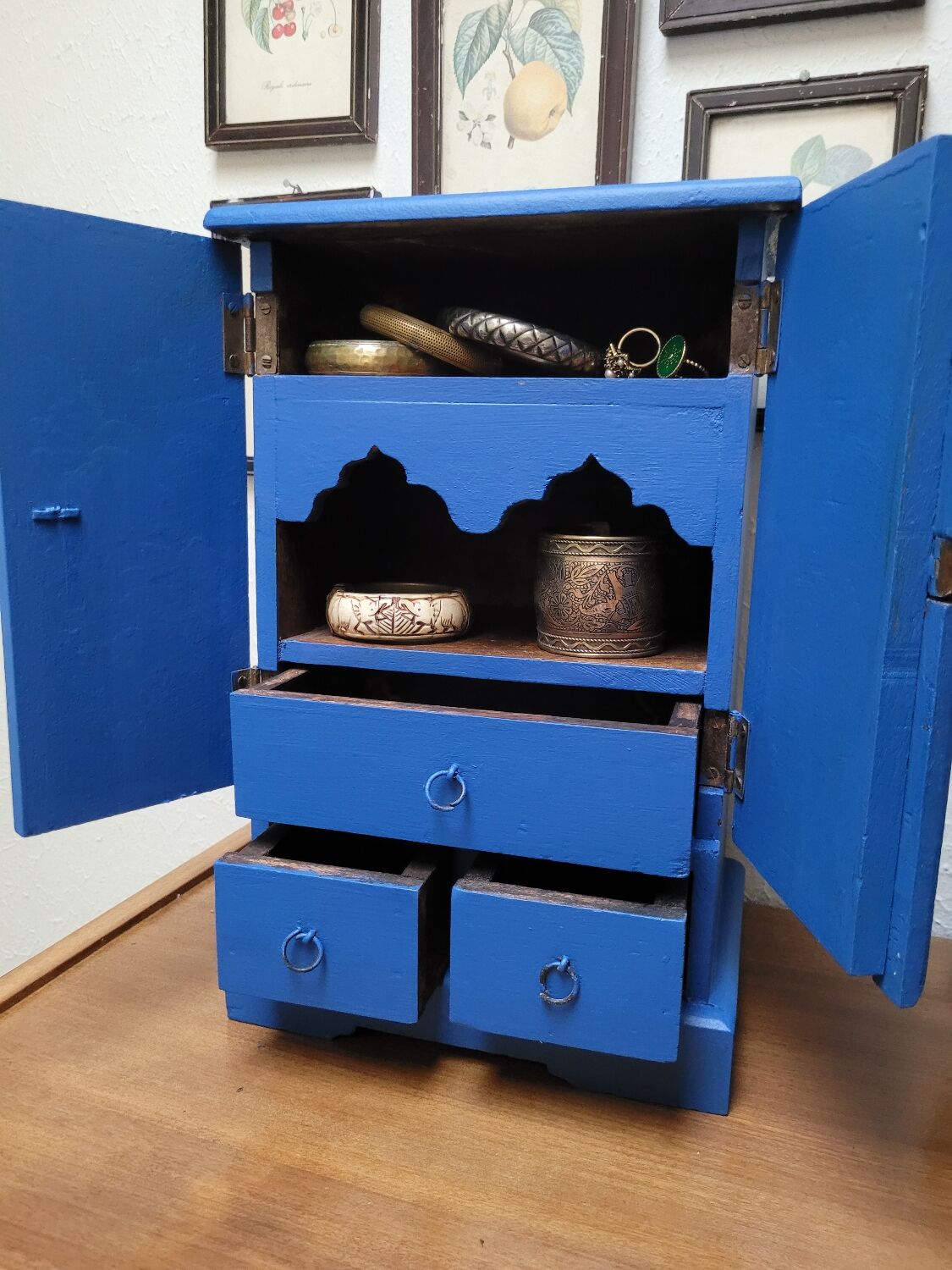 Small 20th century cabinet