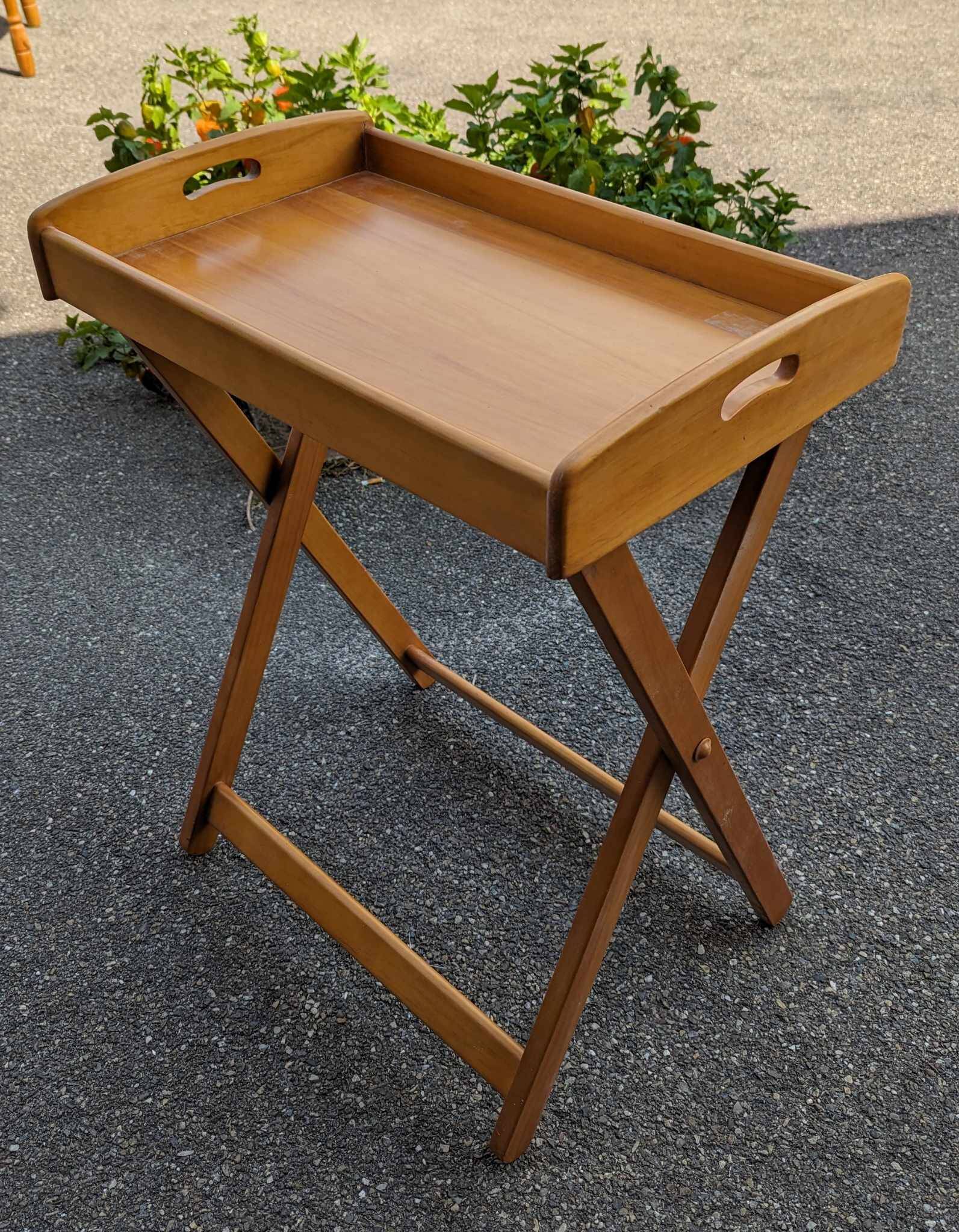 Foldable wooden service