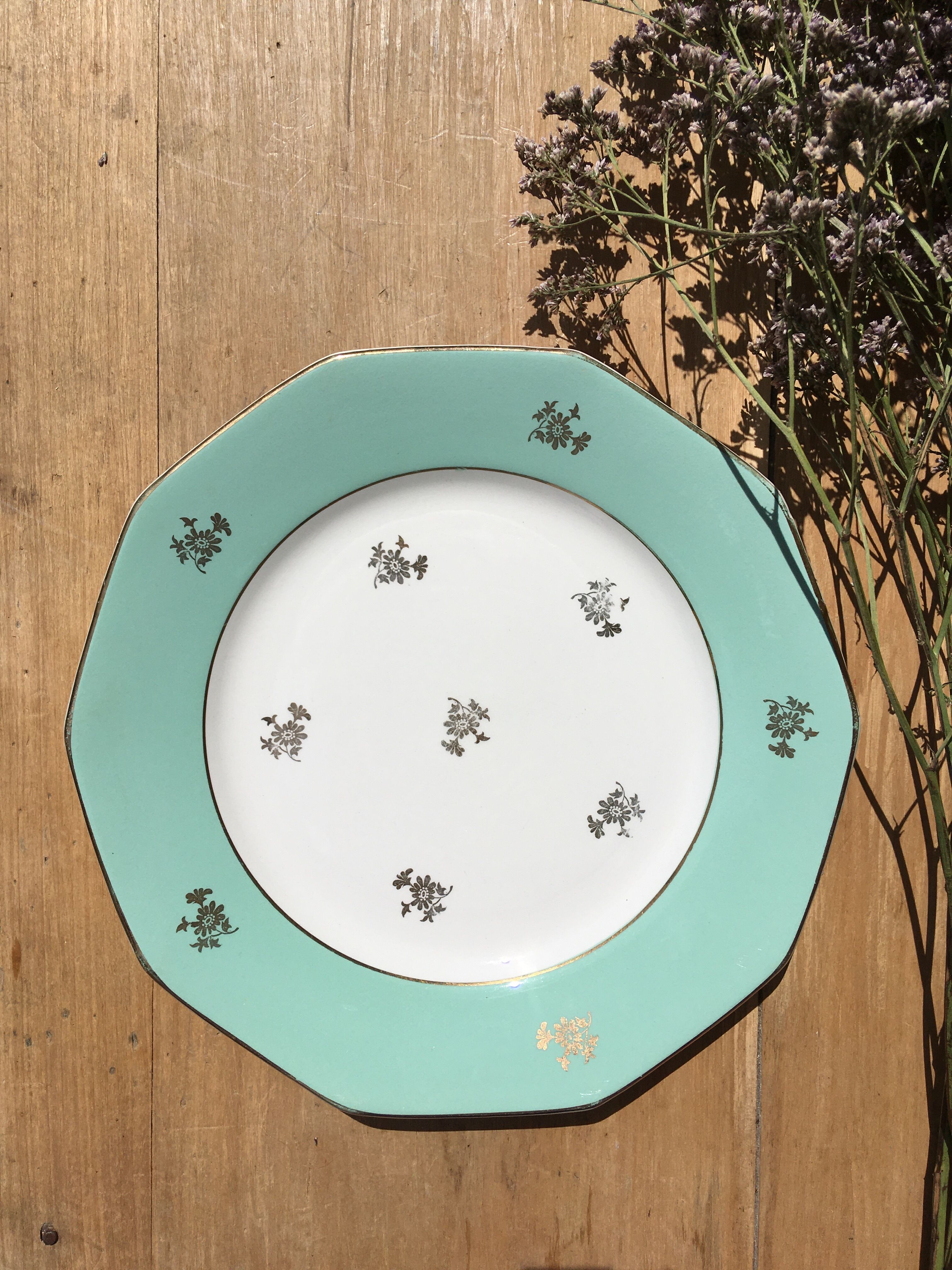 6 flat mint plates and golden flowers