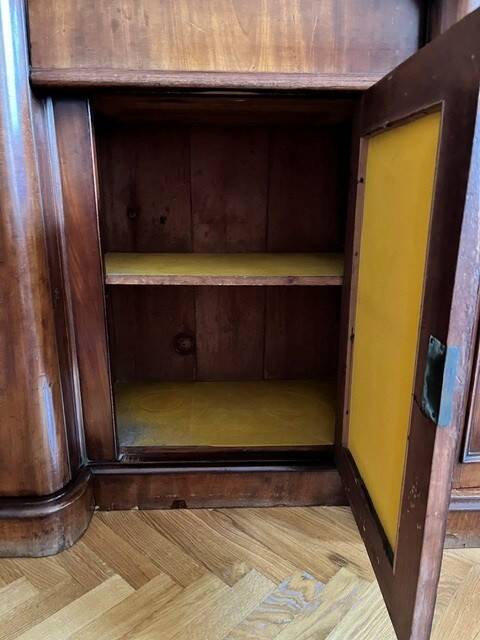 Mahogany enfilade and mahogany veneer in victorian style, in good condition.