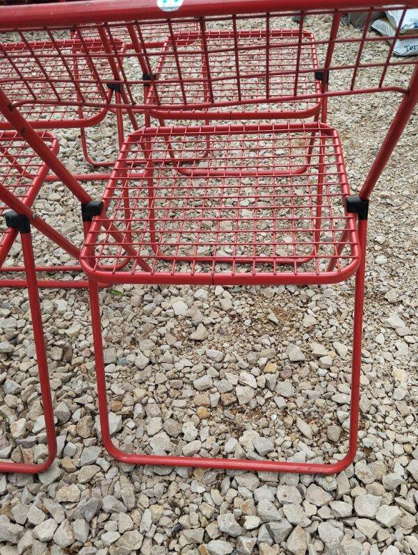 Set of 5 vintage red metal mesh folding chairs, Ted Net style.