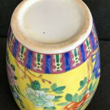 Vase en porcelaine et émaux flore et oiseaux sur fond jaune XIXe China