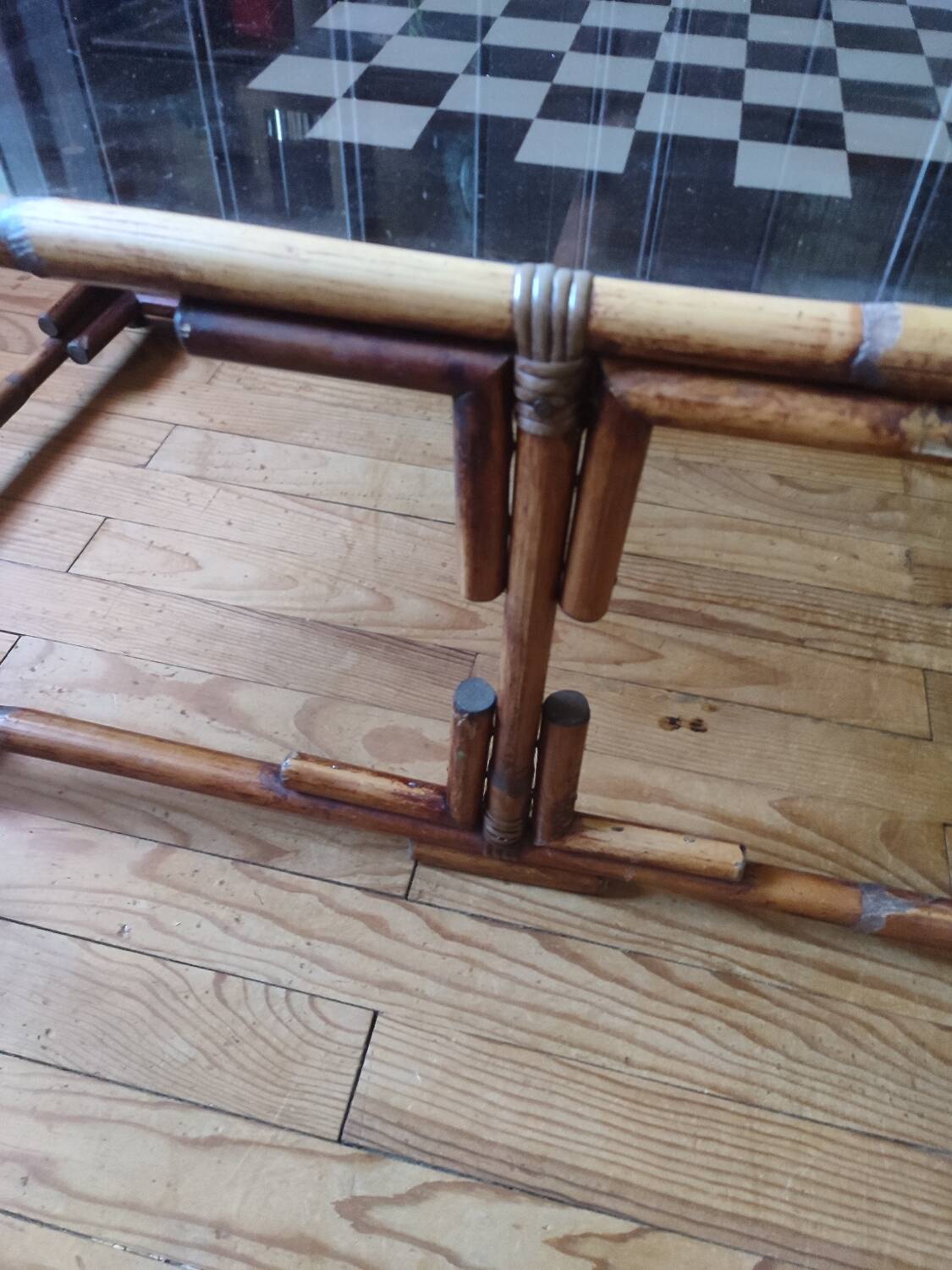 Table basse en rotin foncé