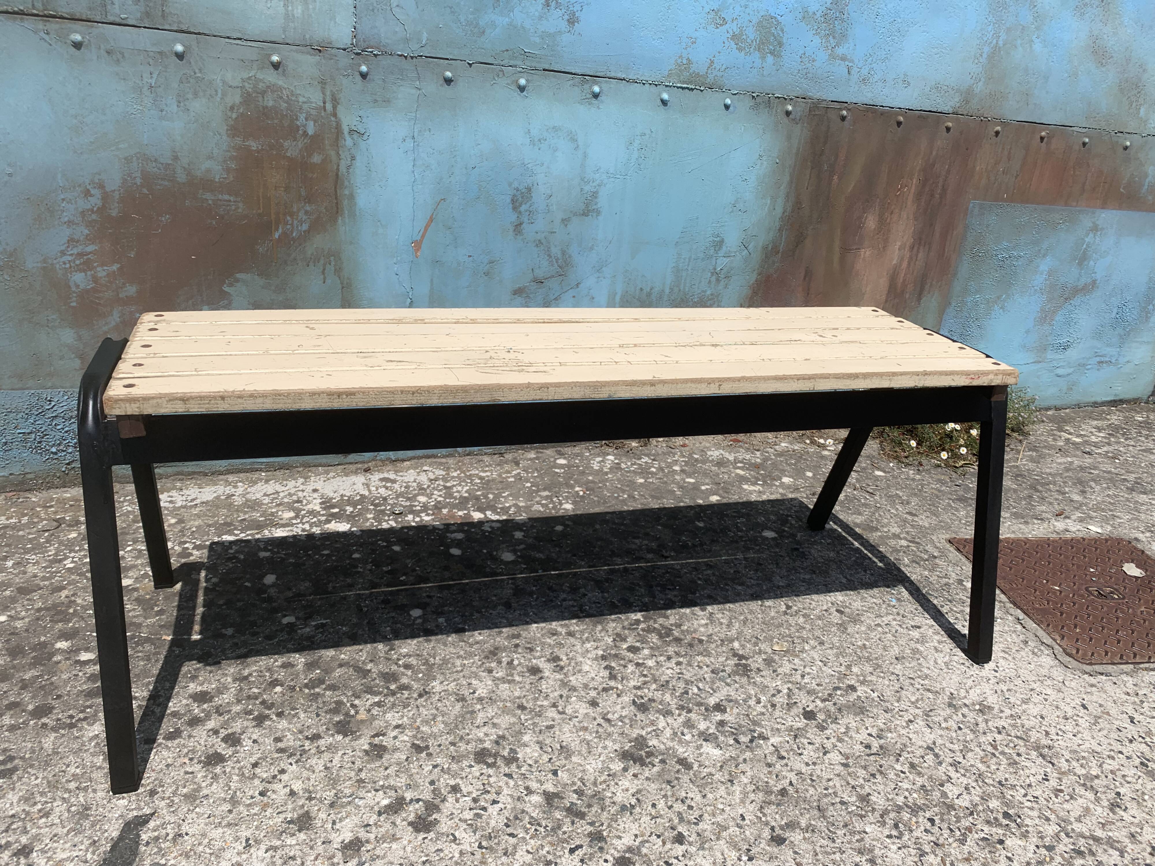 Banc ancien d’ecole industriel