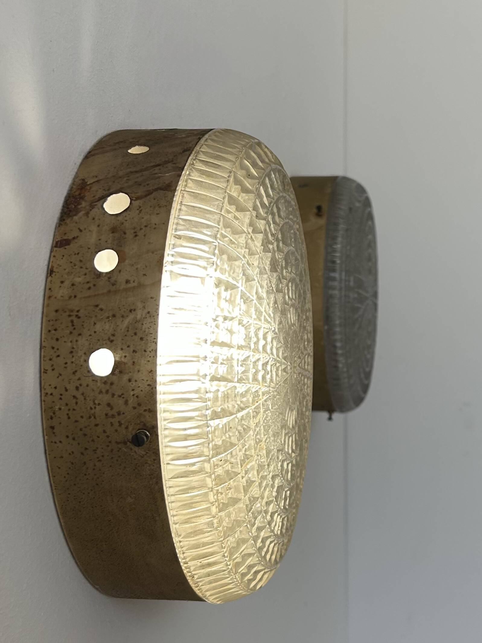 Pair of vintage wall lights in gilded metal and pressed moulded glass, France, 1970.