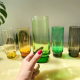 6 verres colorés et panier en laiton vintage
