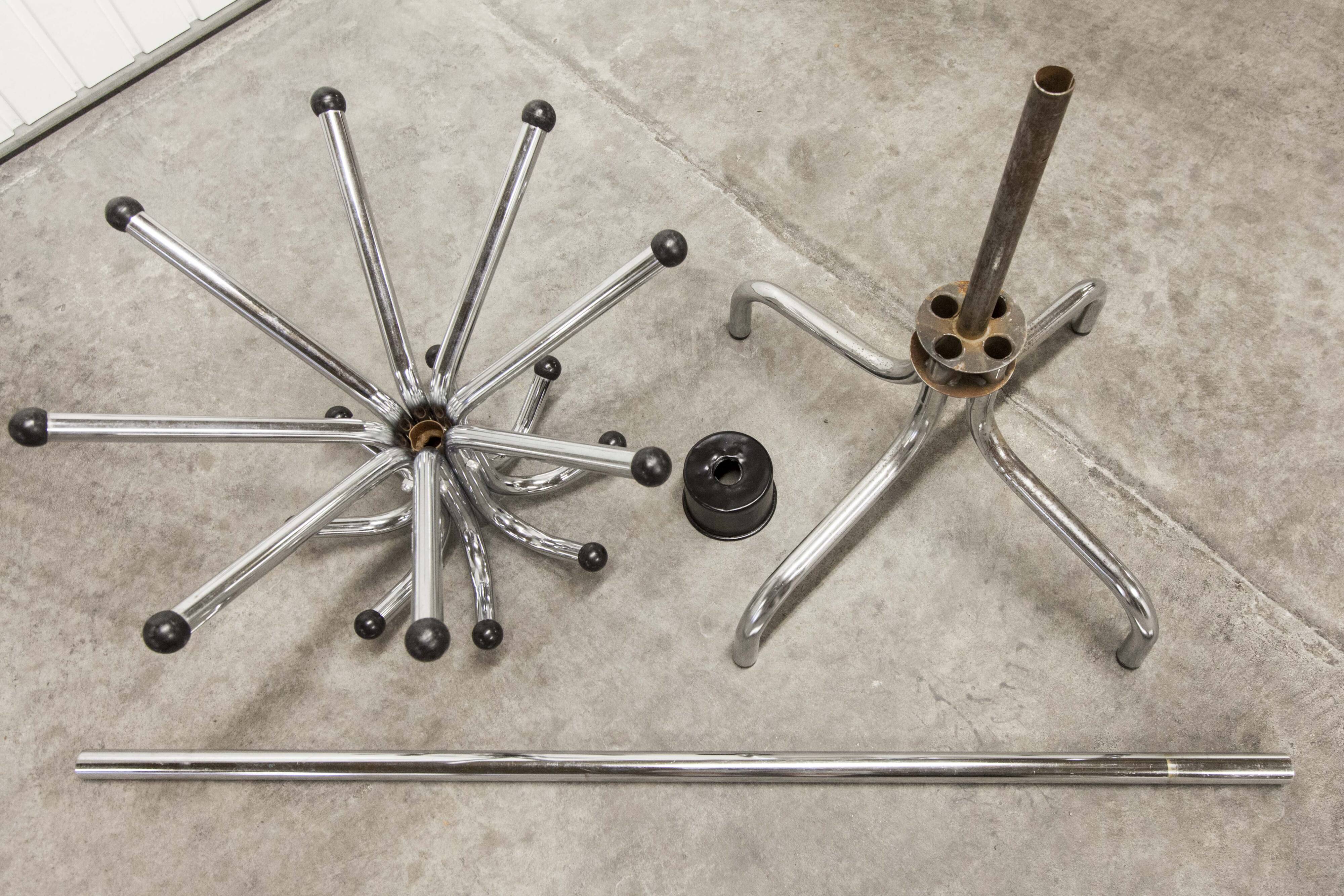 Parrot coat rack 16 hooks industrial in chromed metal and base + black balls 1960