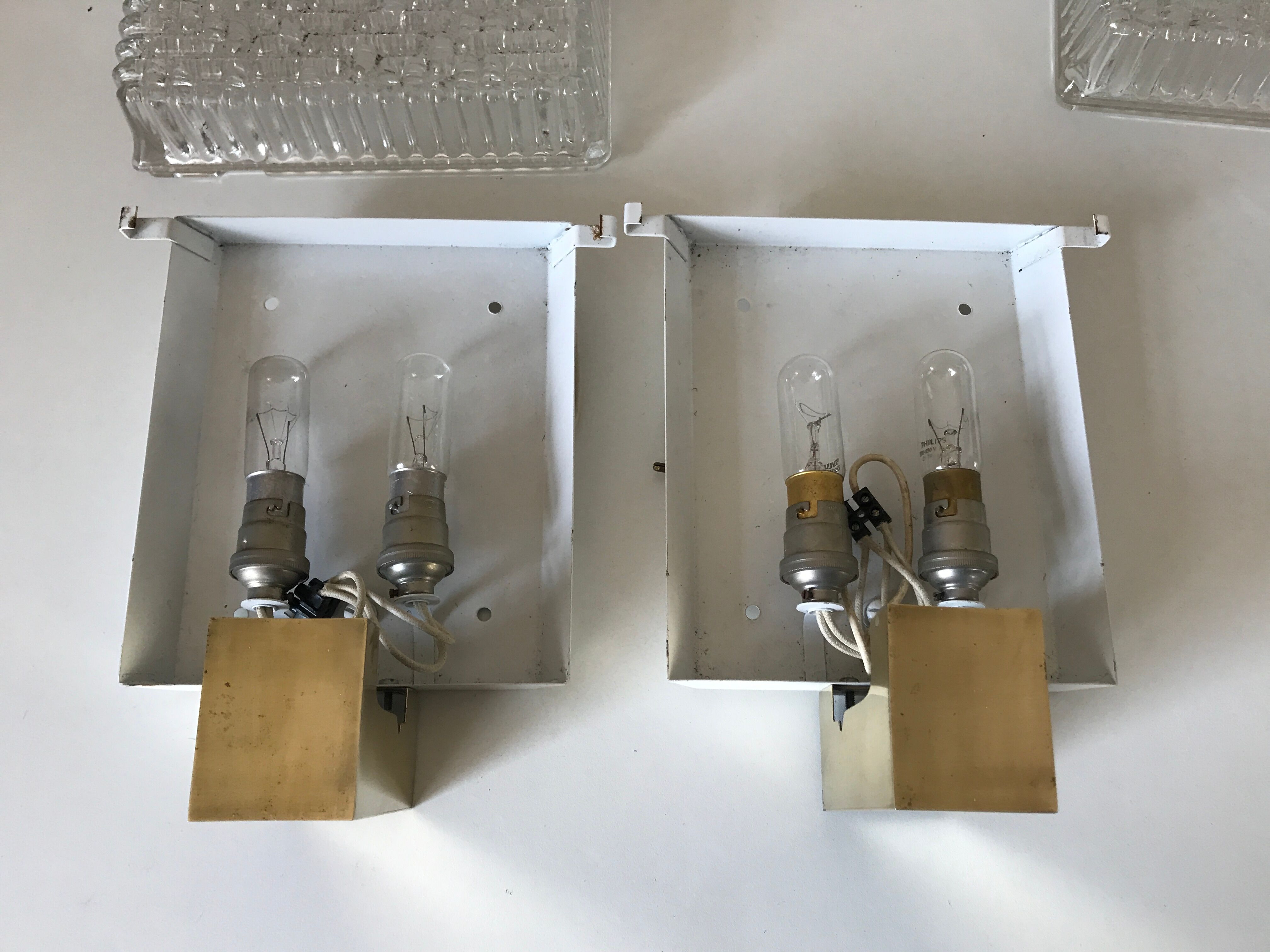 Paire d’appliques dalle de verre et laiton design 70