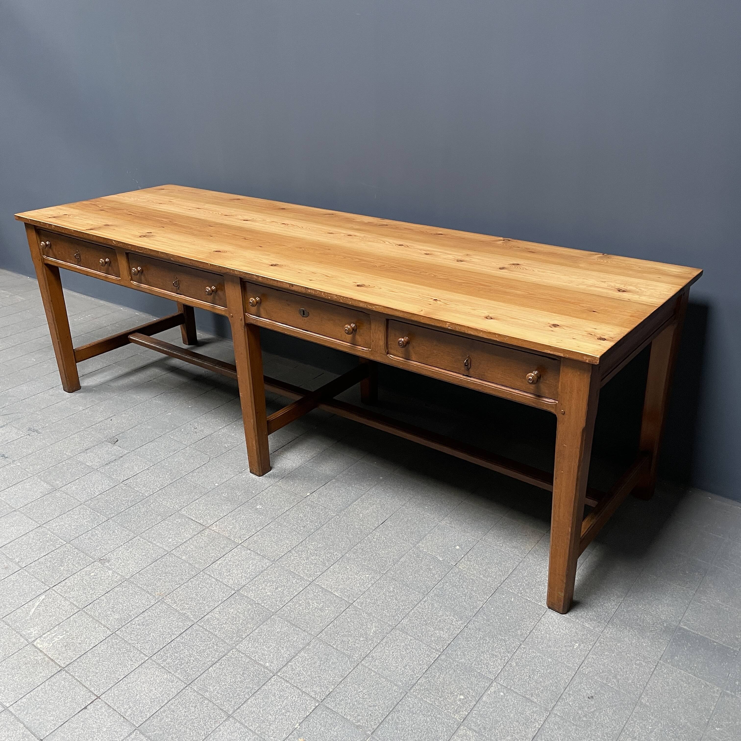 Grande table à draperie en bois antique