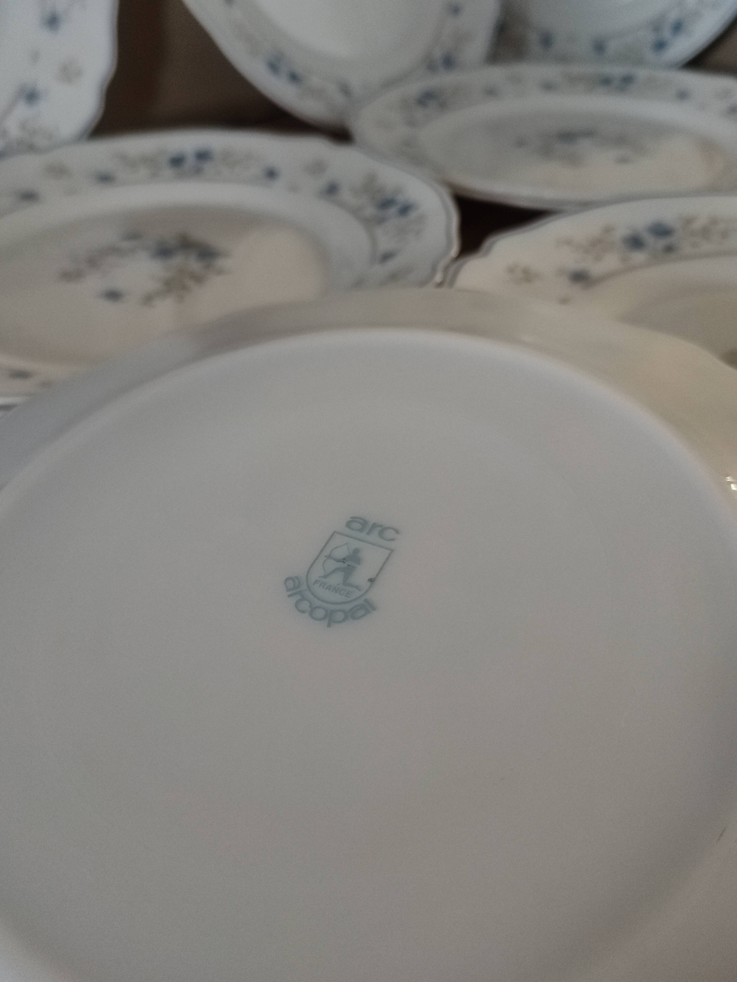Series 10 flat plates Arcopal, white opaline with blue flowers