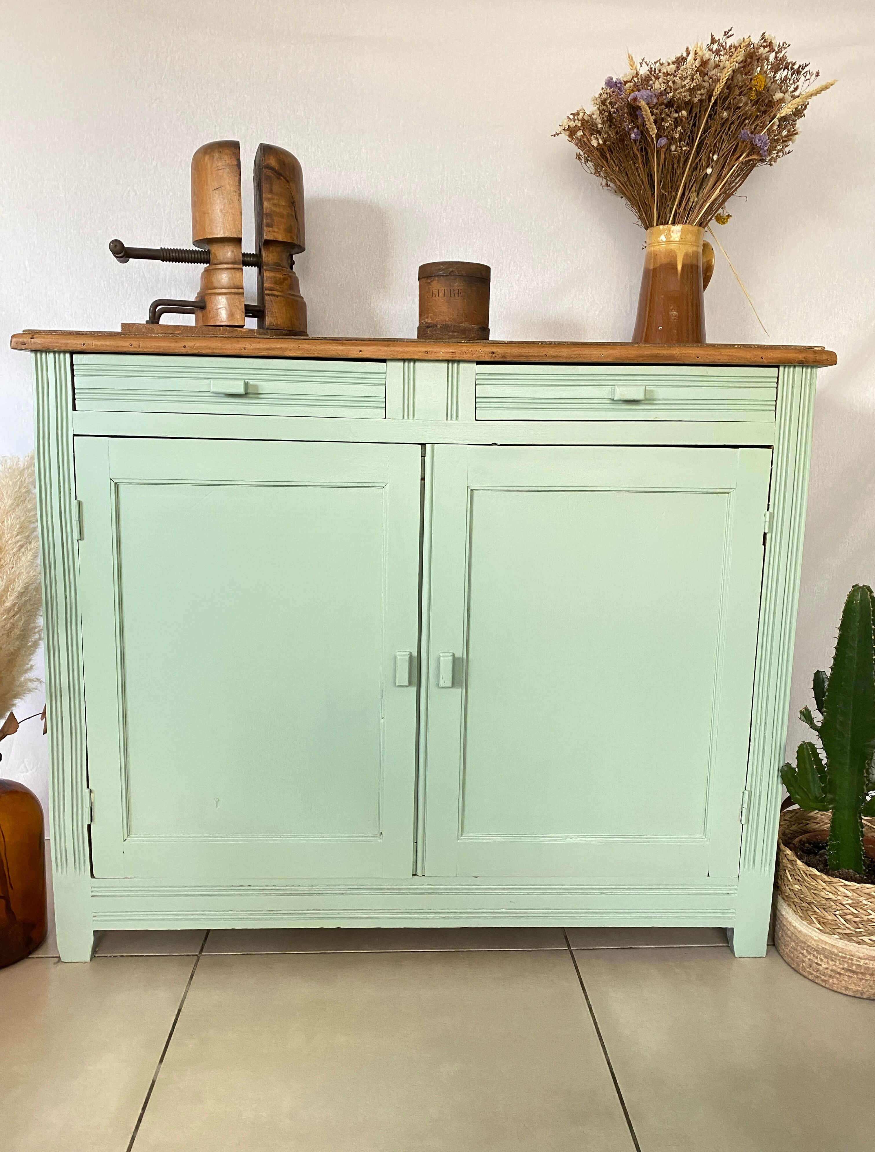 Green Parisian buffet mint