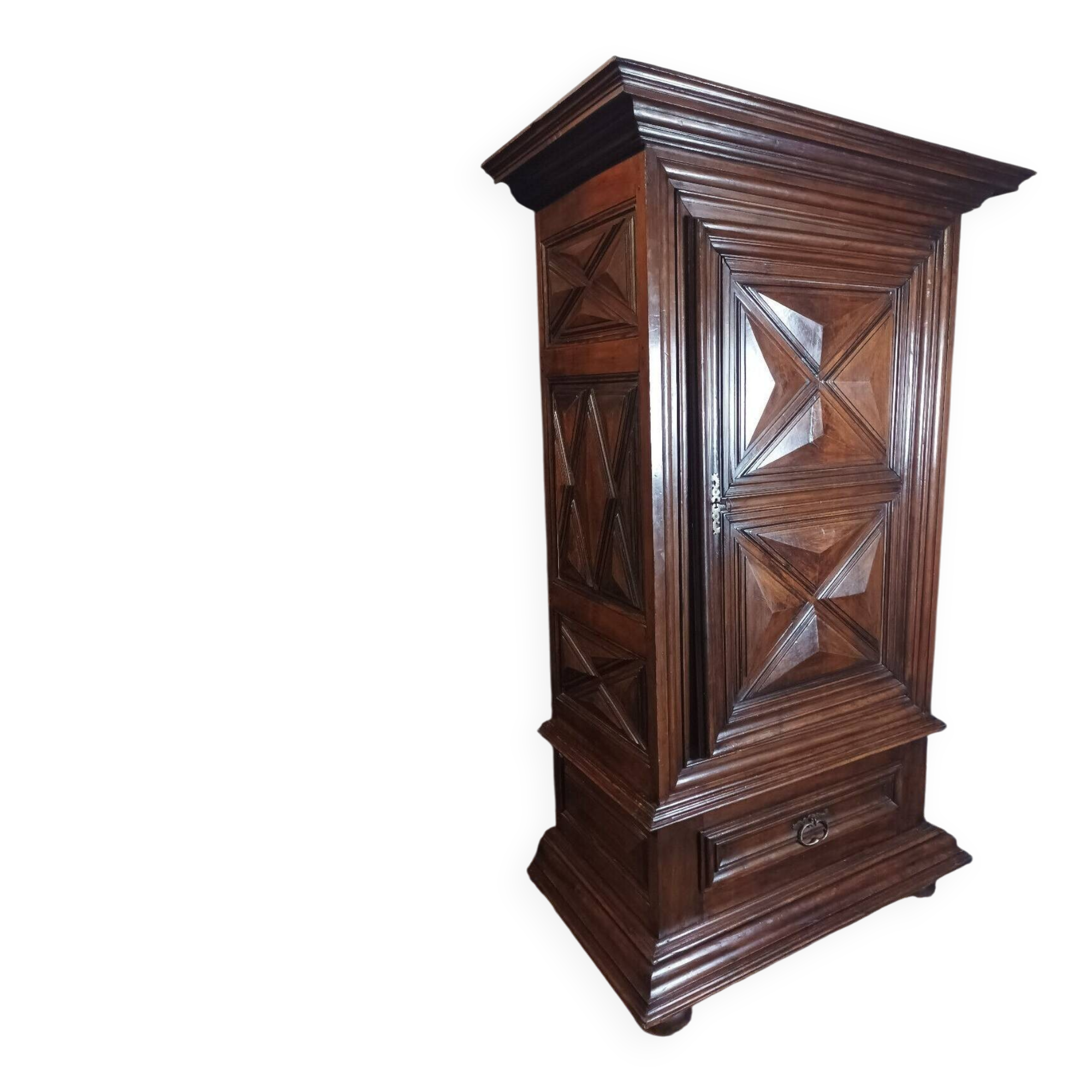 Standing man from the Louis XIII era in walnut with a diamond point.