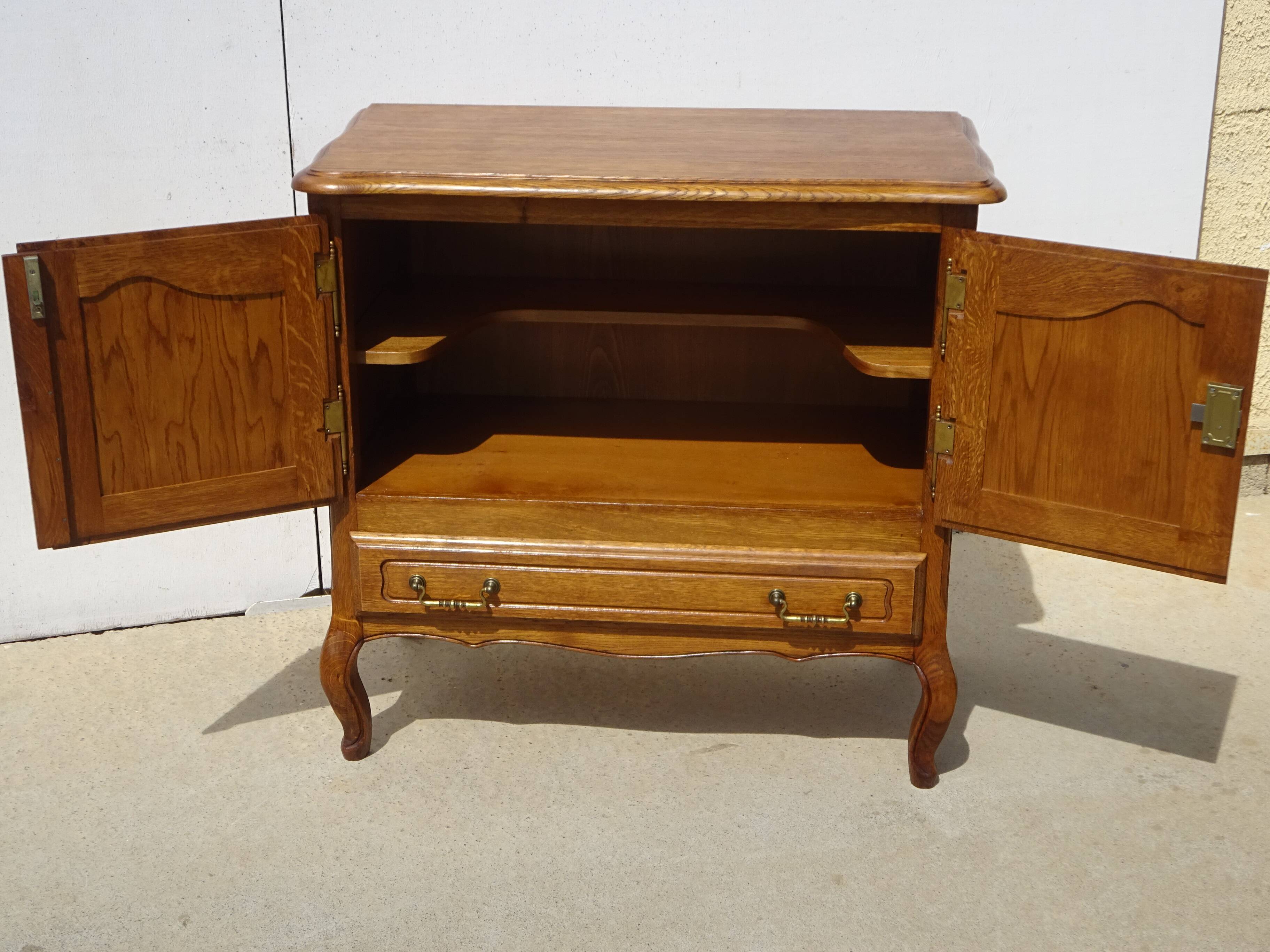 Oak TV unit with a rotating top