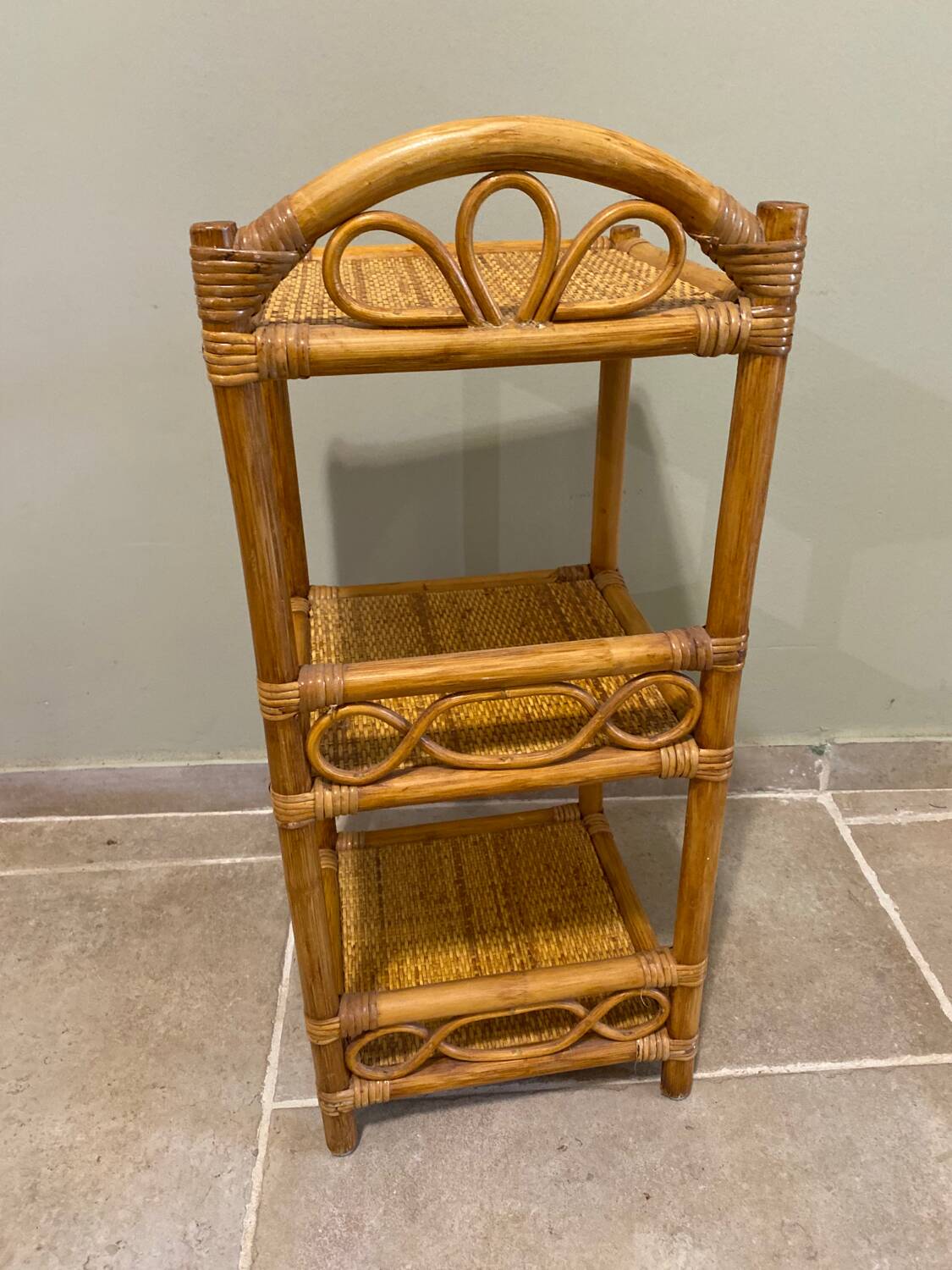 Petite étagère en rotin