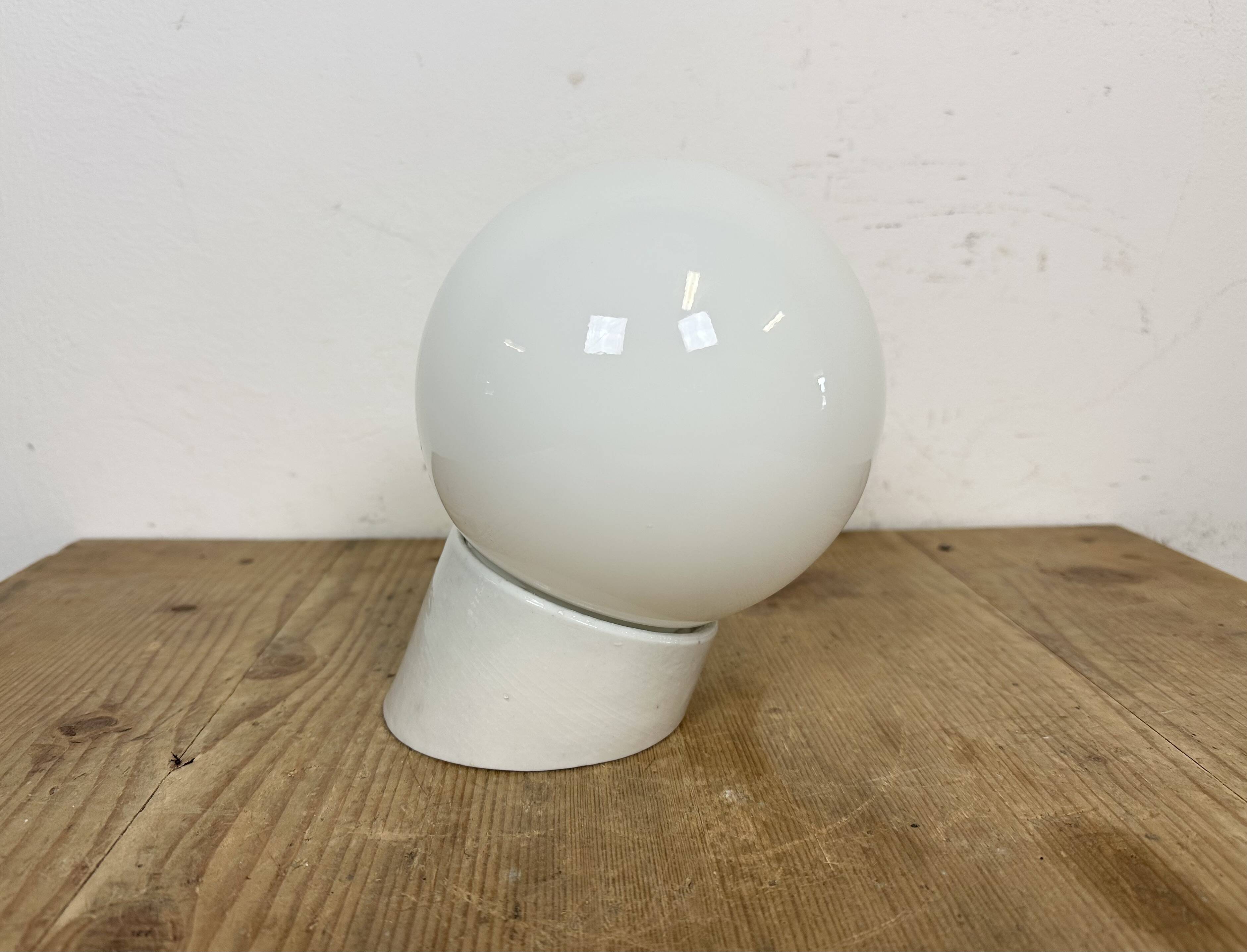 Applique murale vintage en porcelaine blanche, années 1970