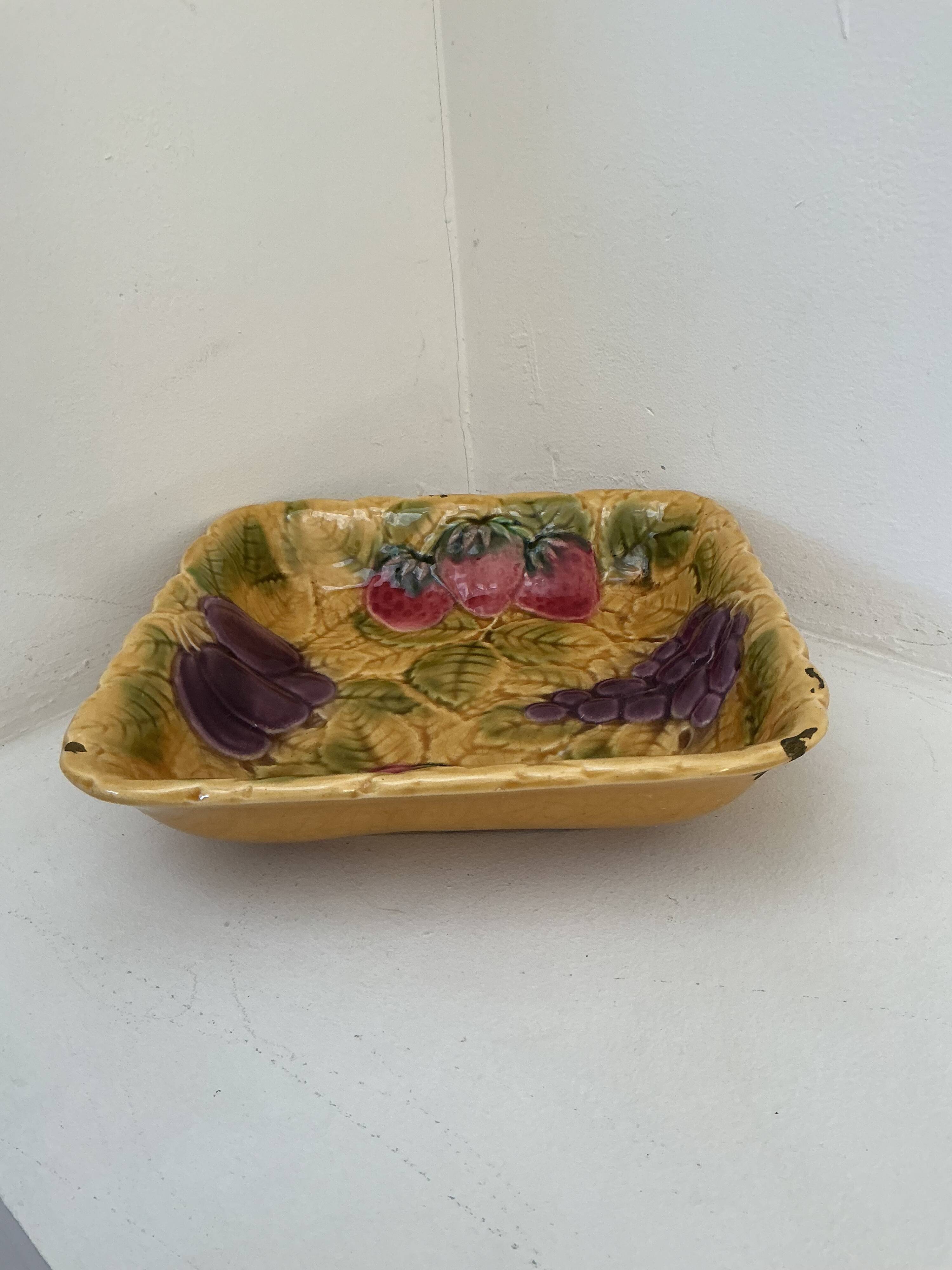 Shallow dish - salad bowl Sarreguemines - fruit decoration Barbotine