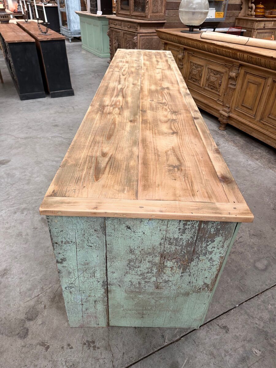 Patinated workshop furniture from the early 20th century.