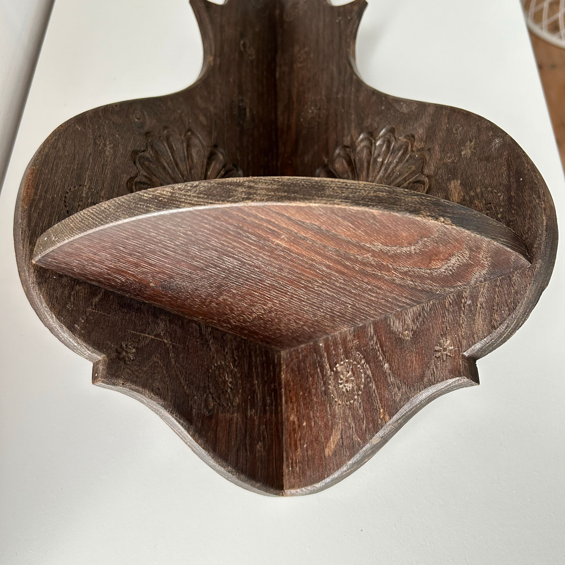 Breton corner shelf