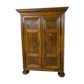 Armoire en noyer et loupe de frêne