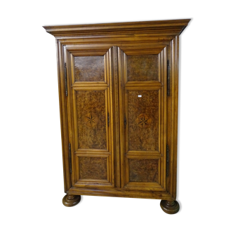 Armoire en noyer et loupe de frêne