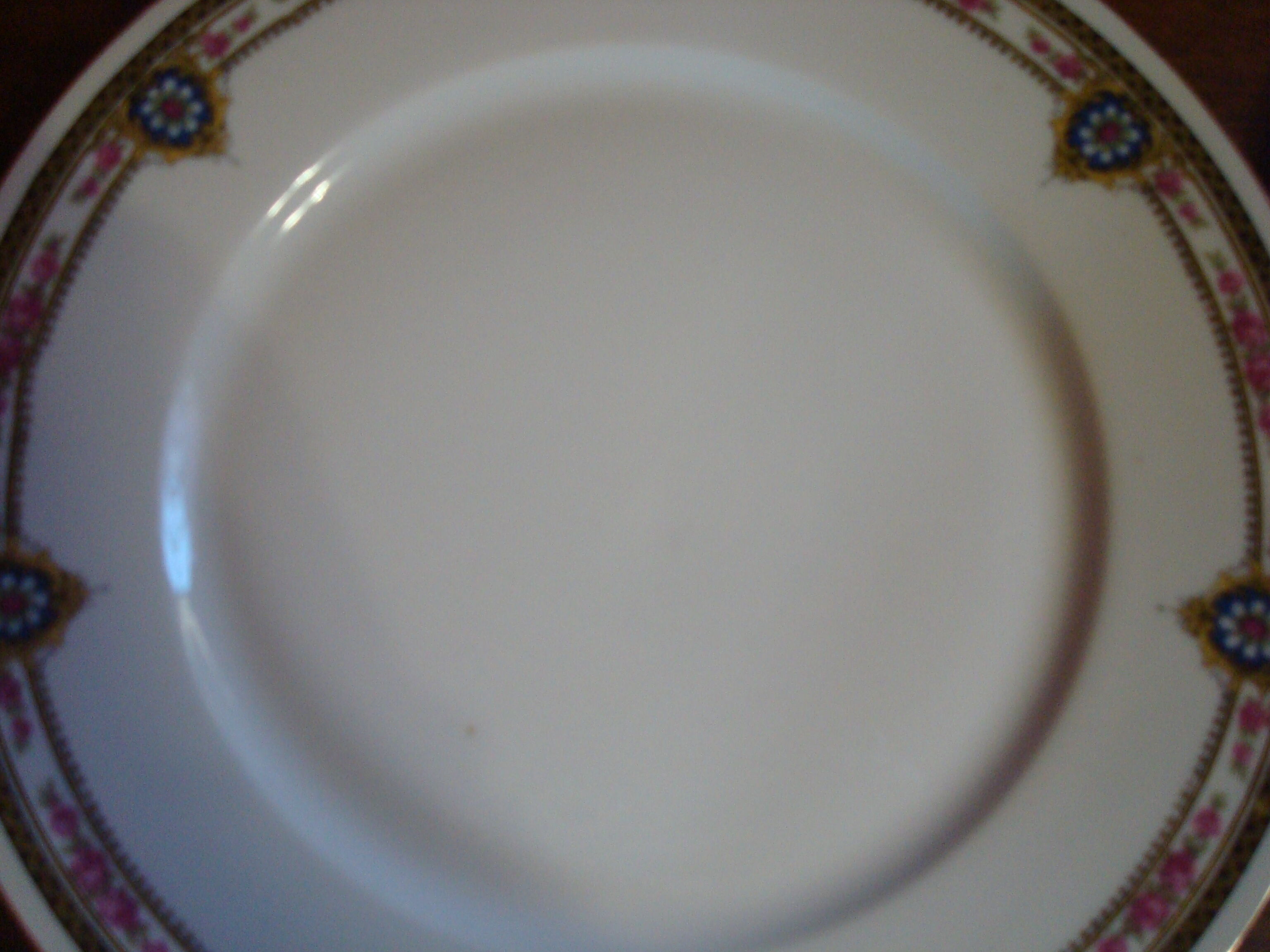 6 flat porcelain plates, "B.F Limoges" garlands of roses and geometric frieze, lot 1.