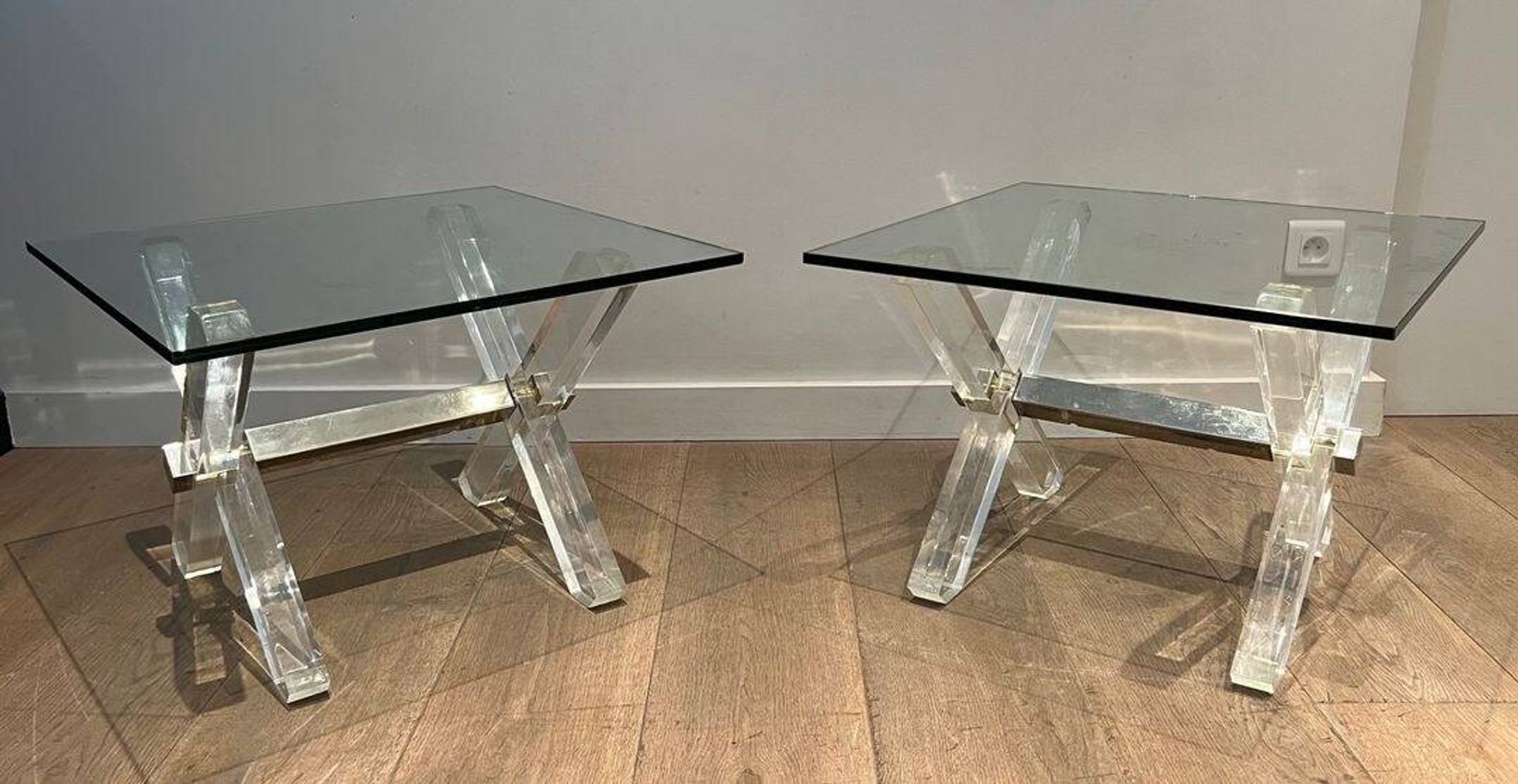 Paire de Bouts de Canapé en Plexiglass et Chrome à Piètement en X, Travail