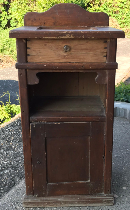 Table de nuit en pin, vers les années 1900