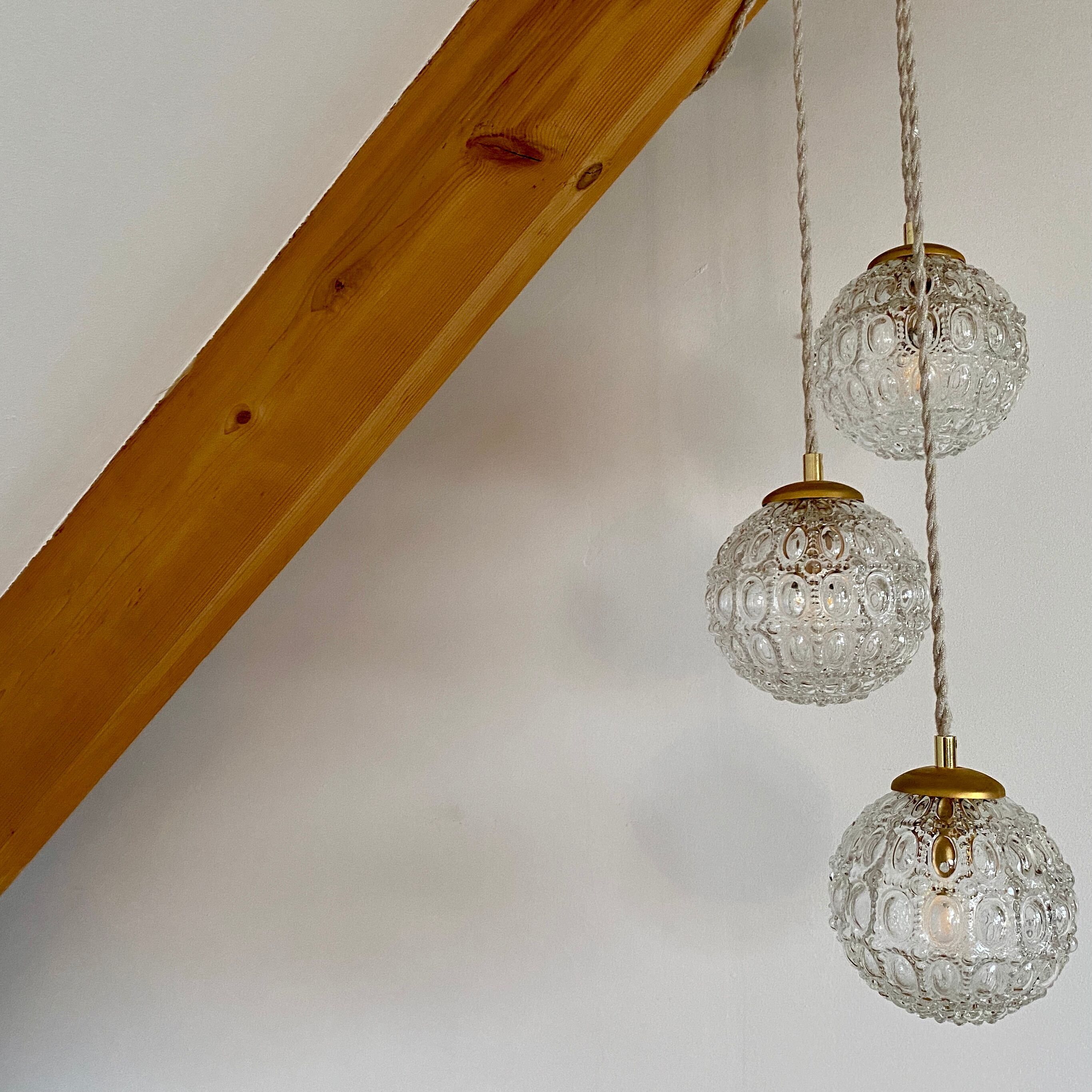 Suspension cascade three lights vintage globes in molded glass