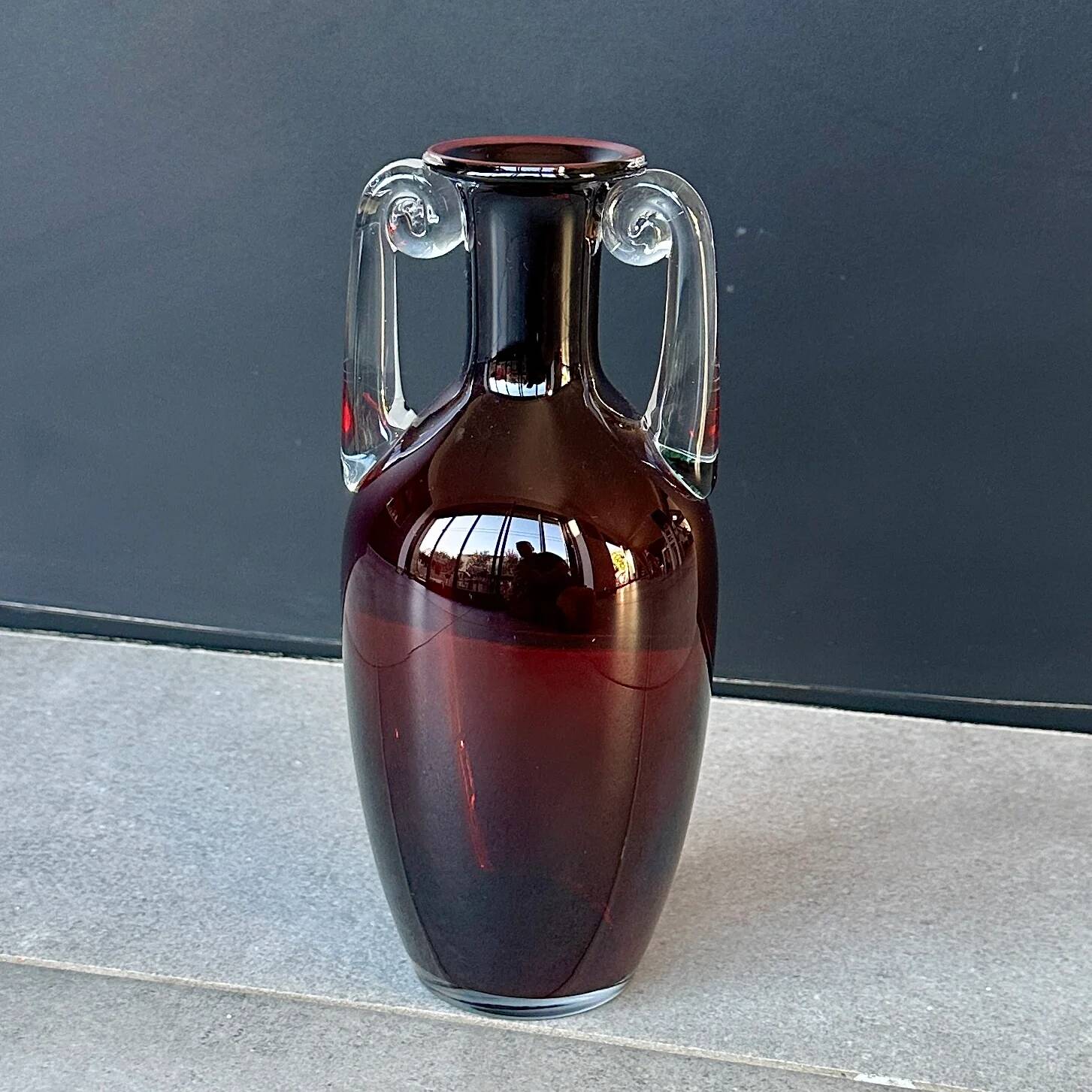 Vase HSK Tarnowiec – Ruby glass amphora with transparent handles – Vintage Art Konstglas