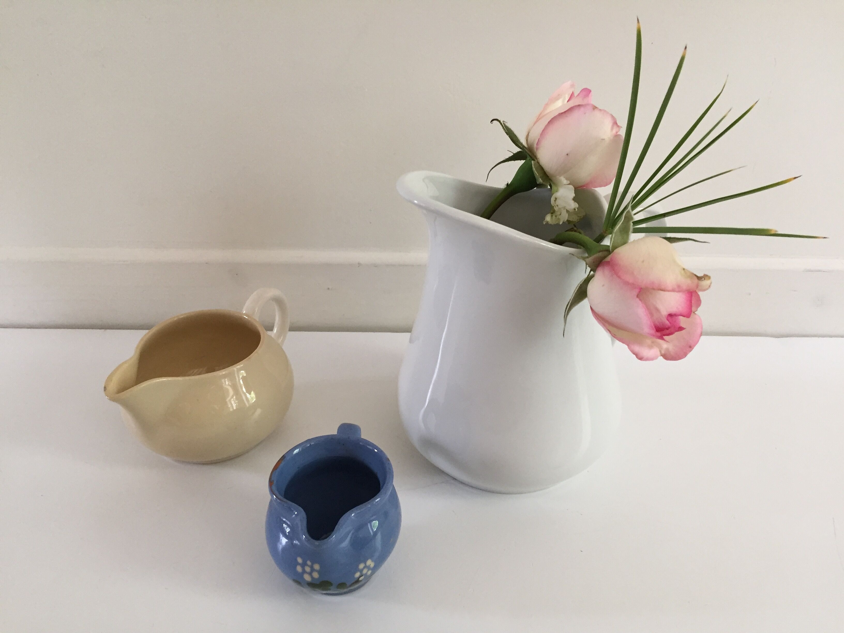 Set of 3 vintage pastels ceramic pitchers