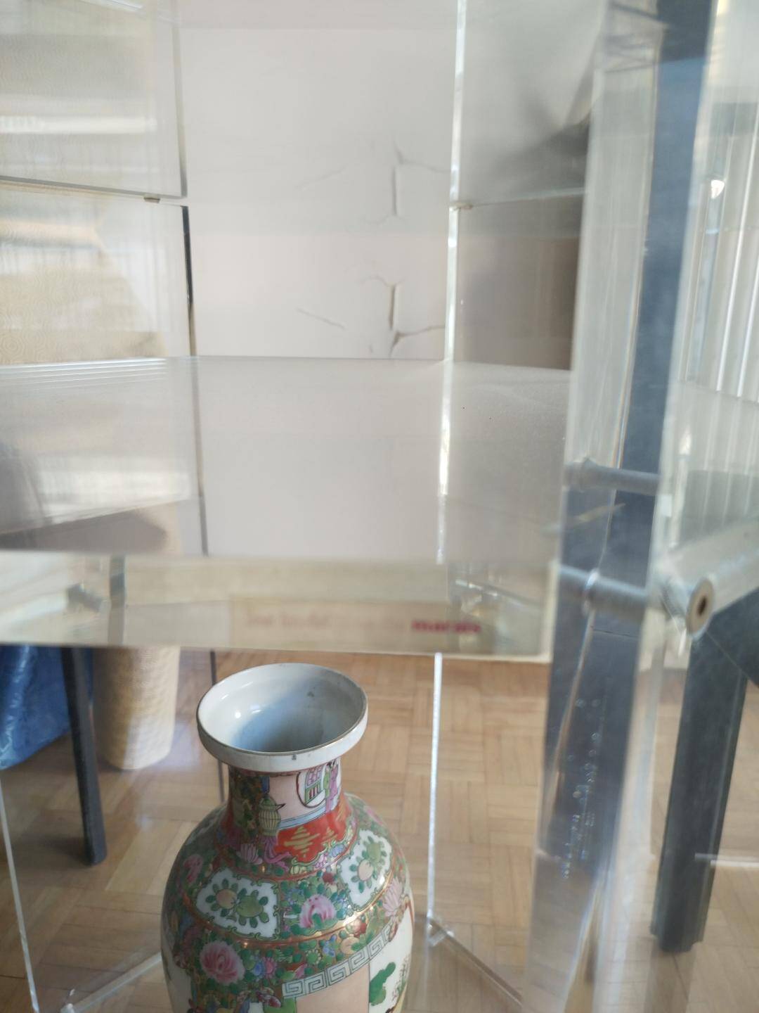 For sale: bevelled glass table and Artedi leather chairs.