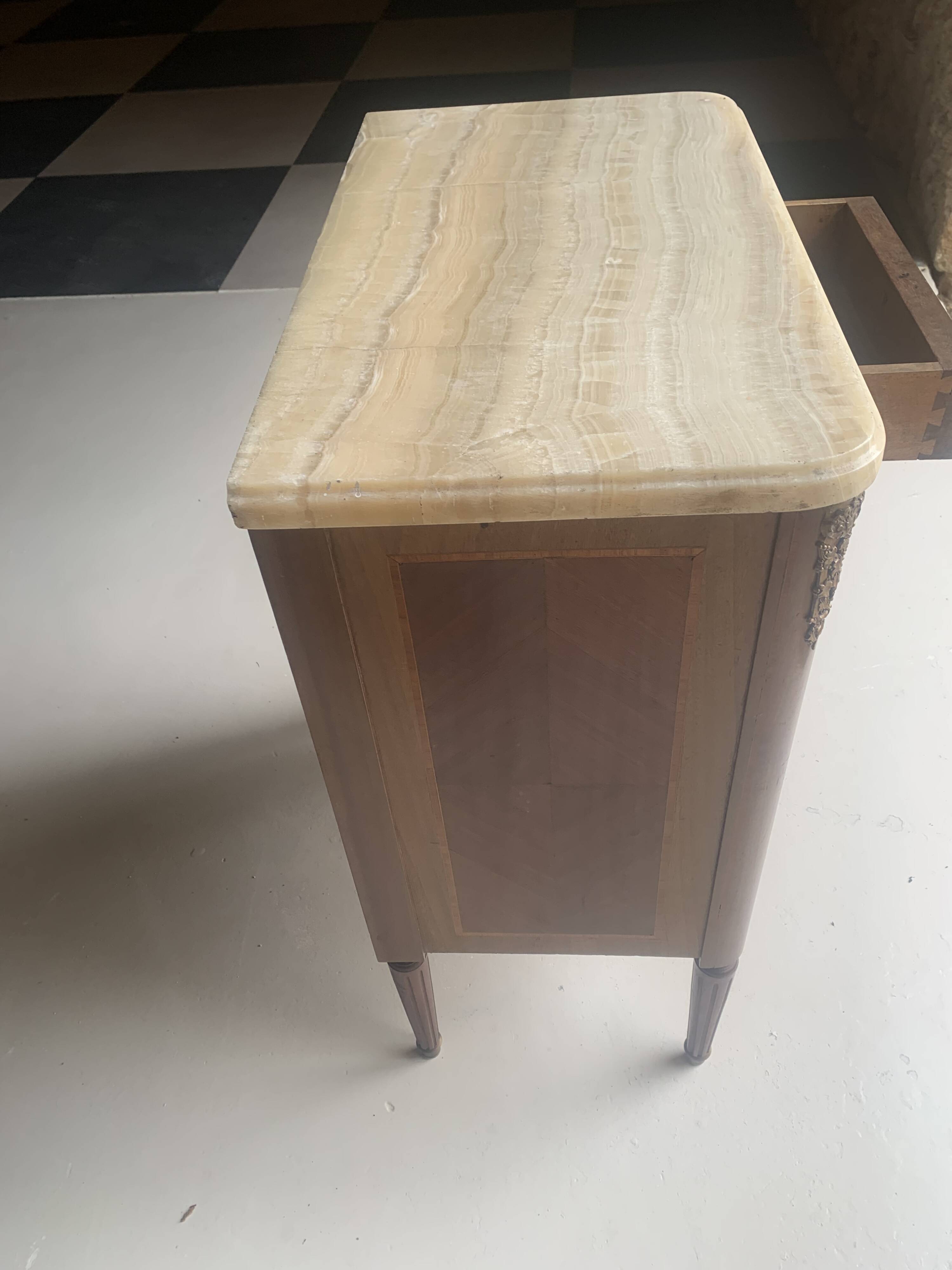 Petit meuble de chambre, d'appoint Marquetrie