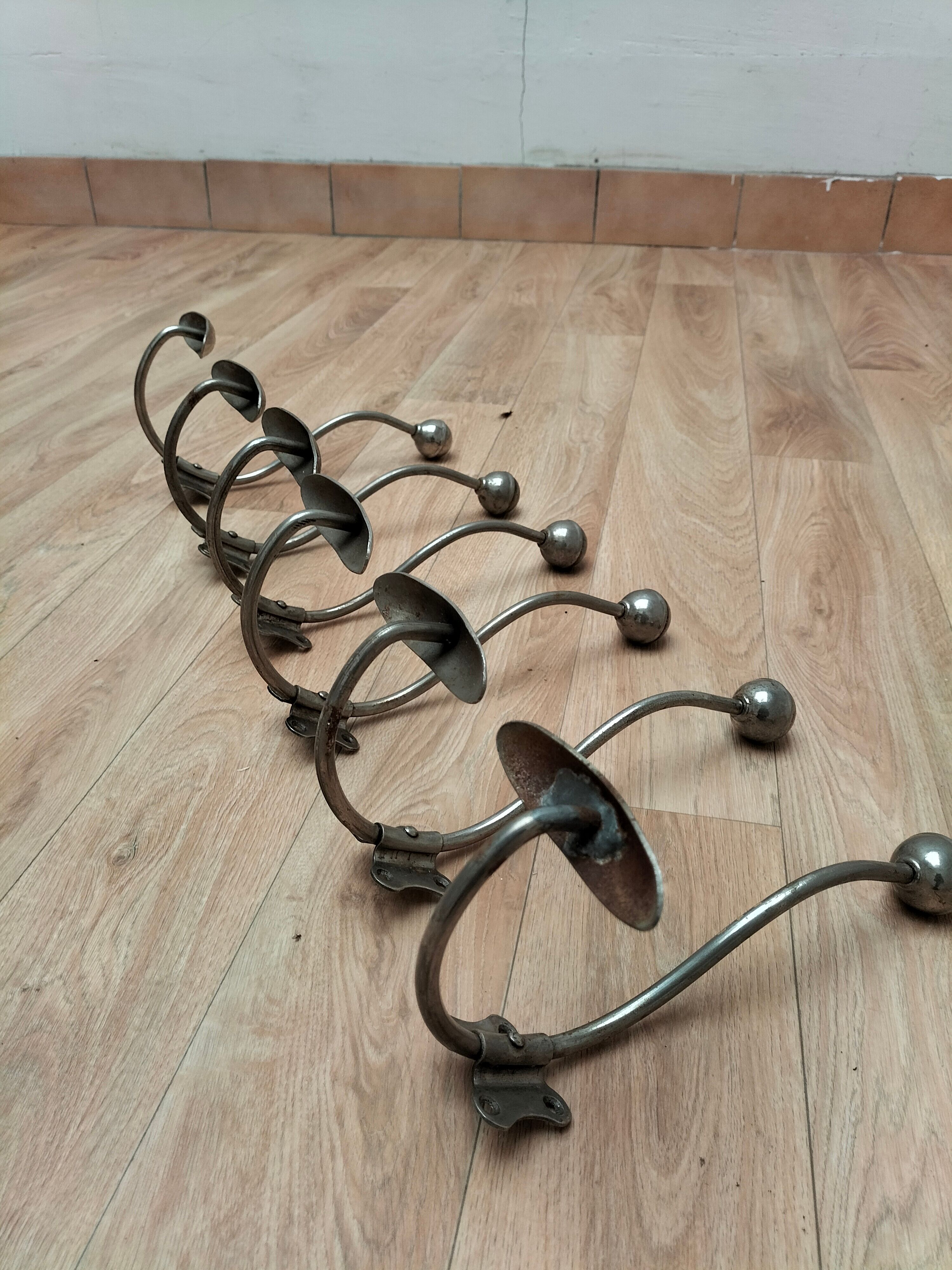 Series of 6 hooks