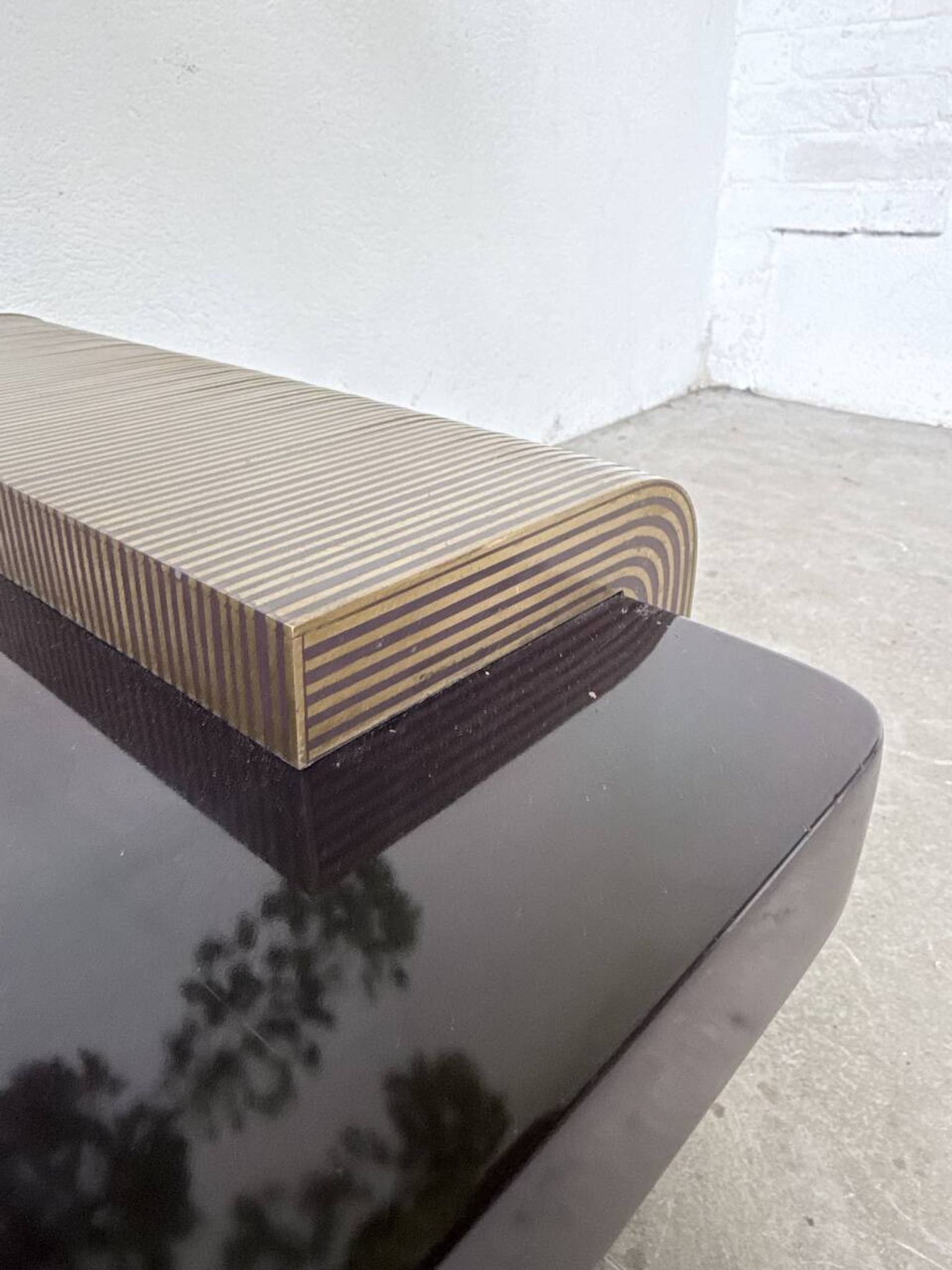 Art Deco coffee table in lacquer and brass