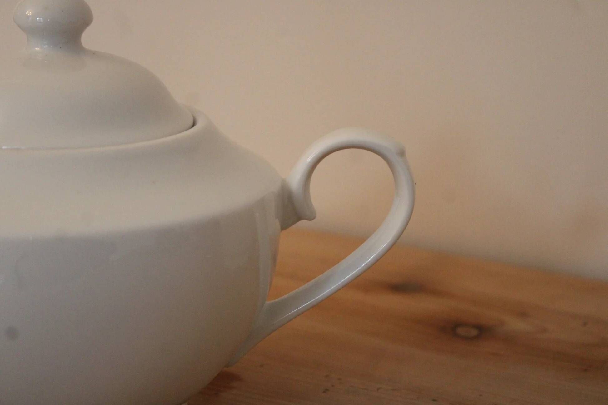 White ceramic teapot with glaze – Round shape and matching lid