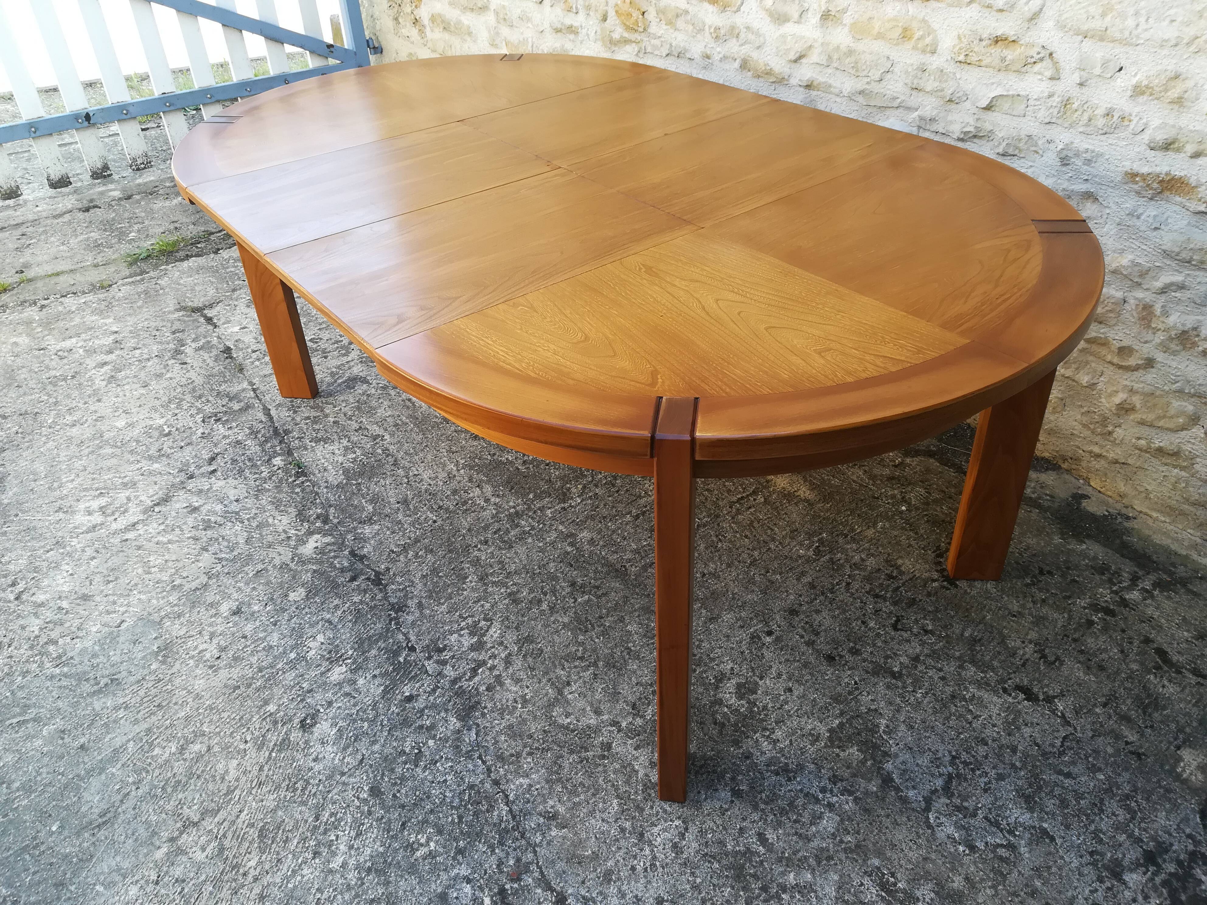 House Regain elm table with two extensions