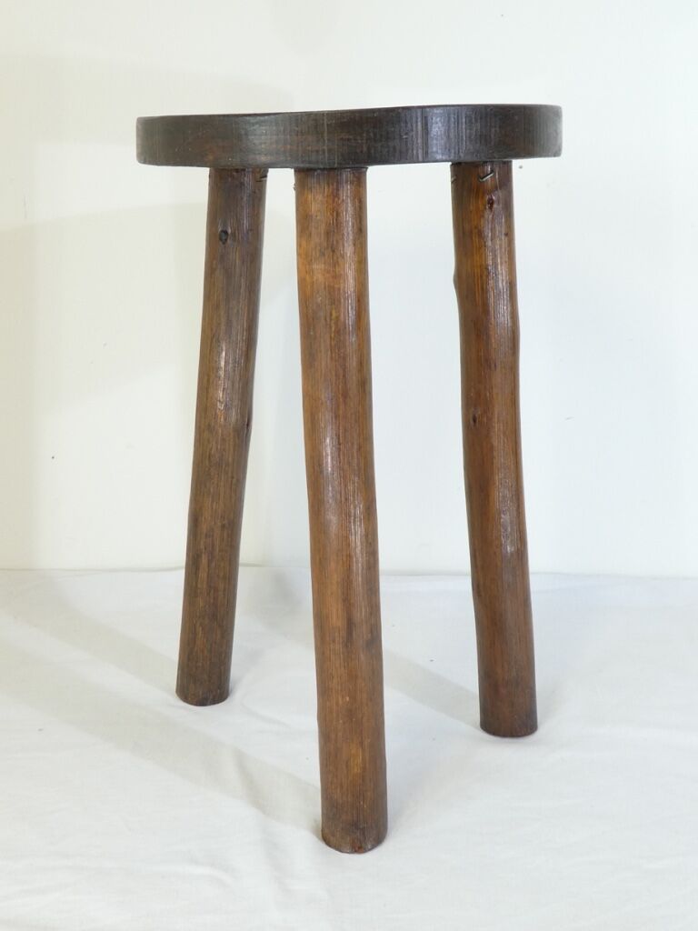 Tabouret rond tripode de traite en bois années 50