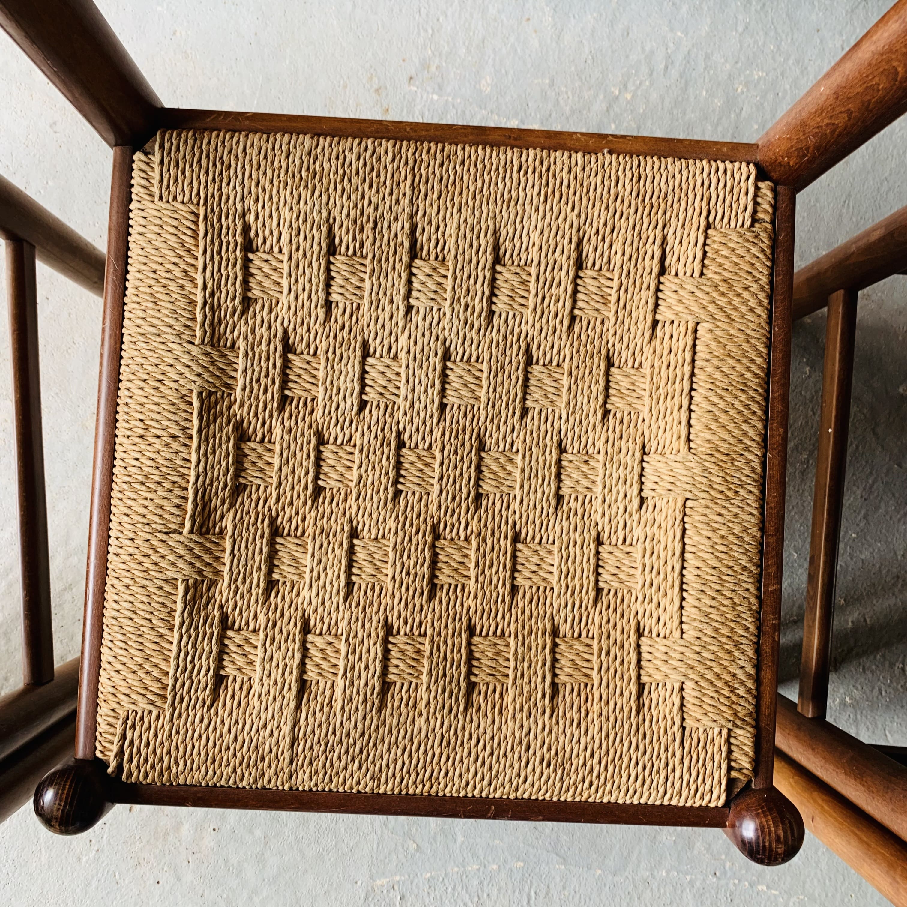 5 chairs made of wood and rope