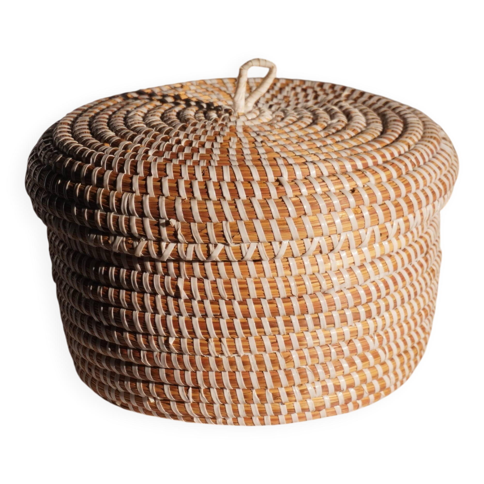 Panier en paille avec couvercle